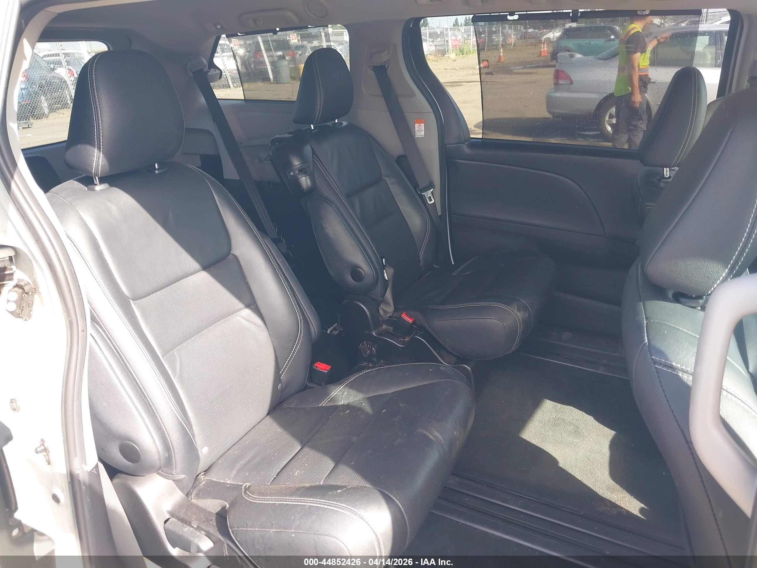 TOYOTA SIENNA image 8