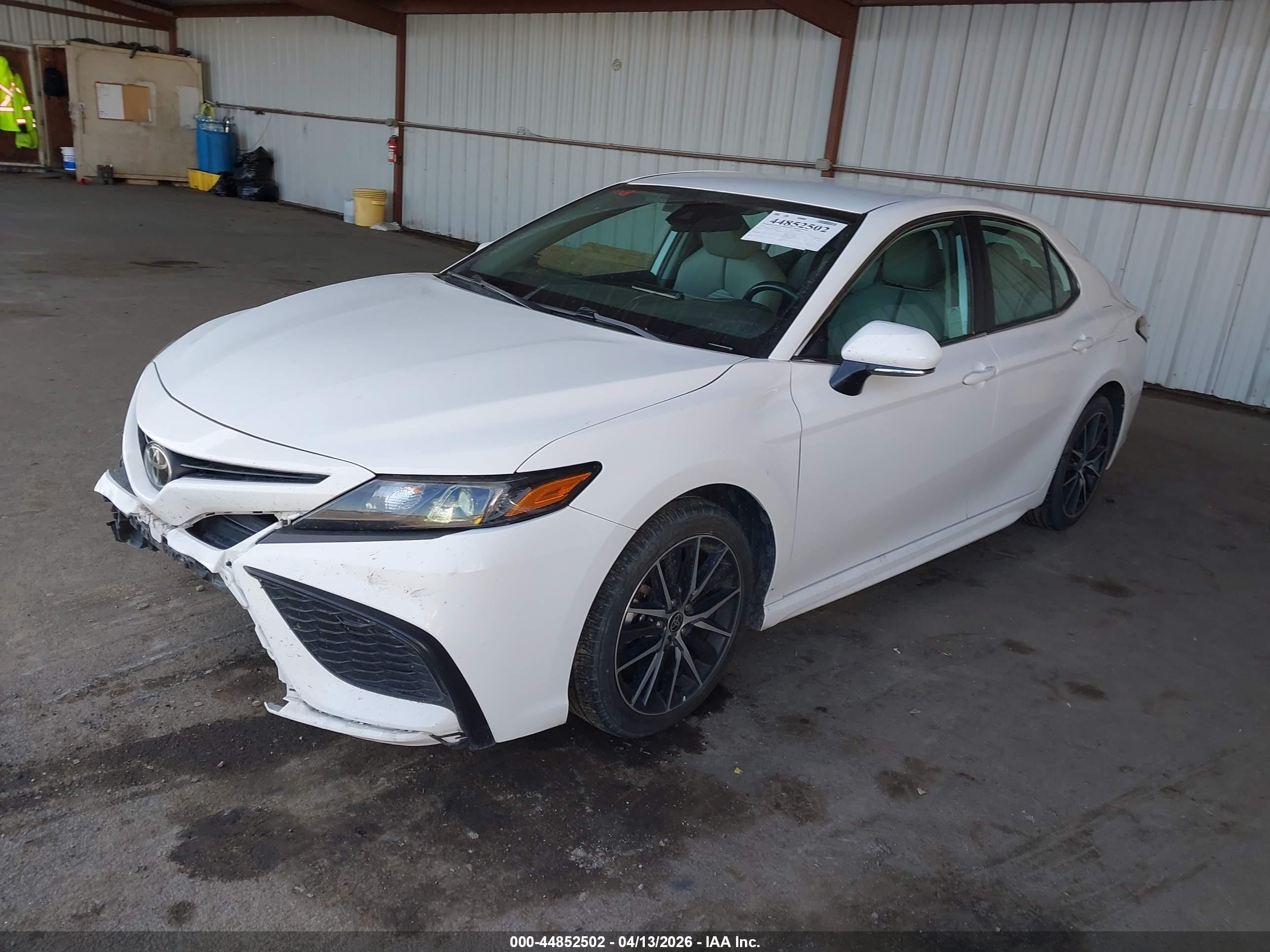 TOYOTA CAMRY image 2