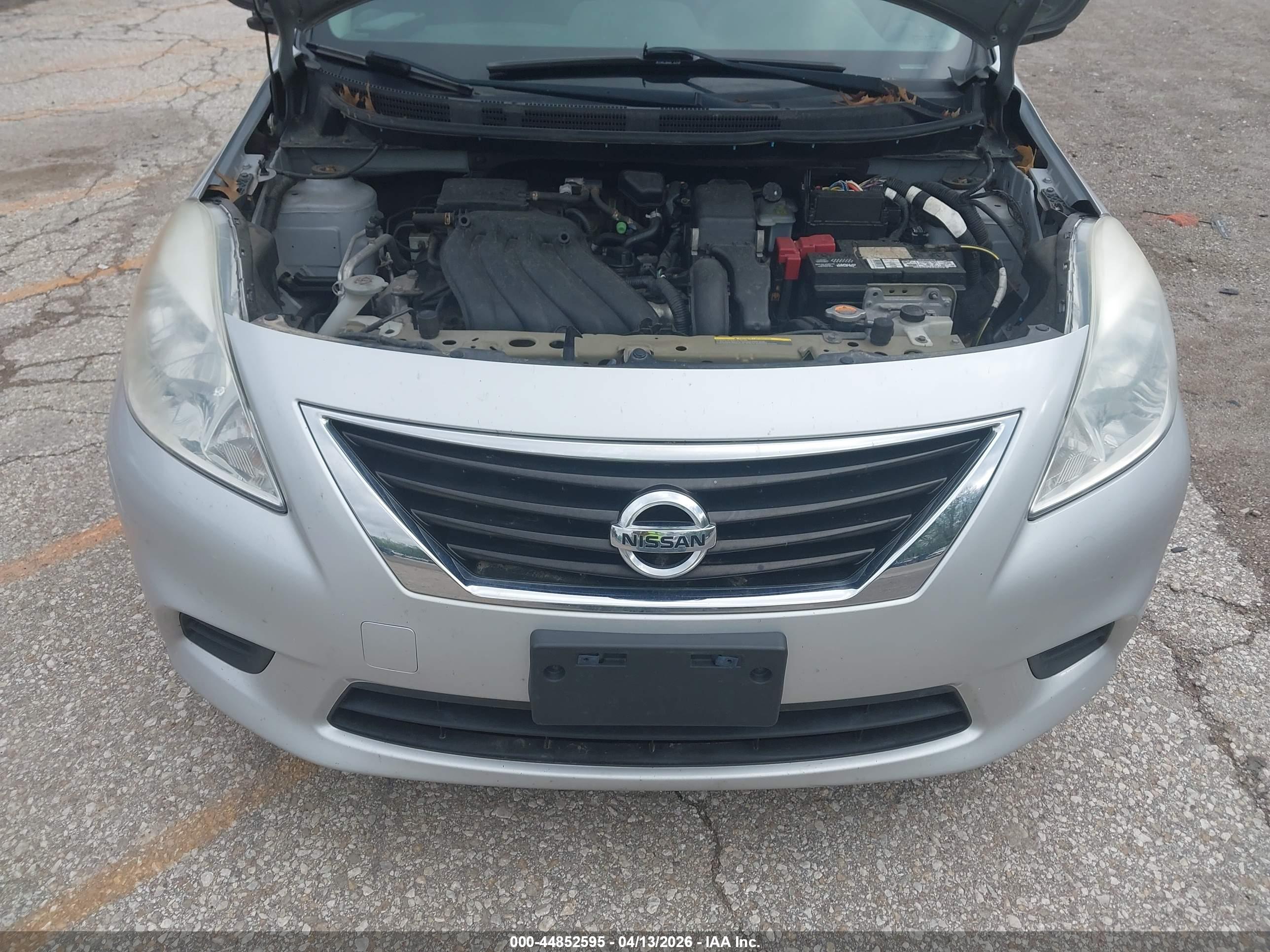 NISSAN VERSA image 10