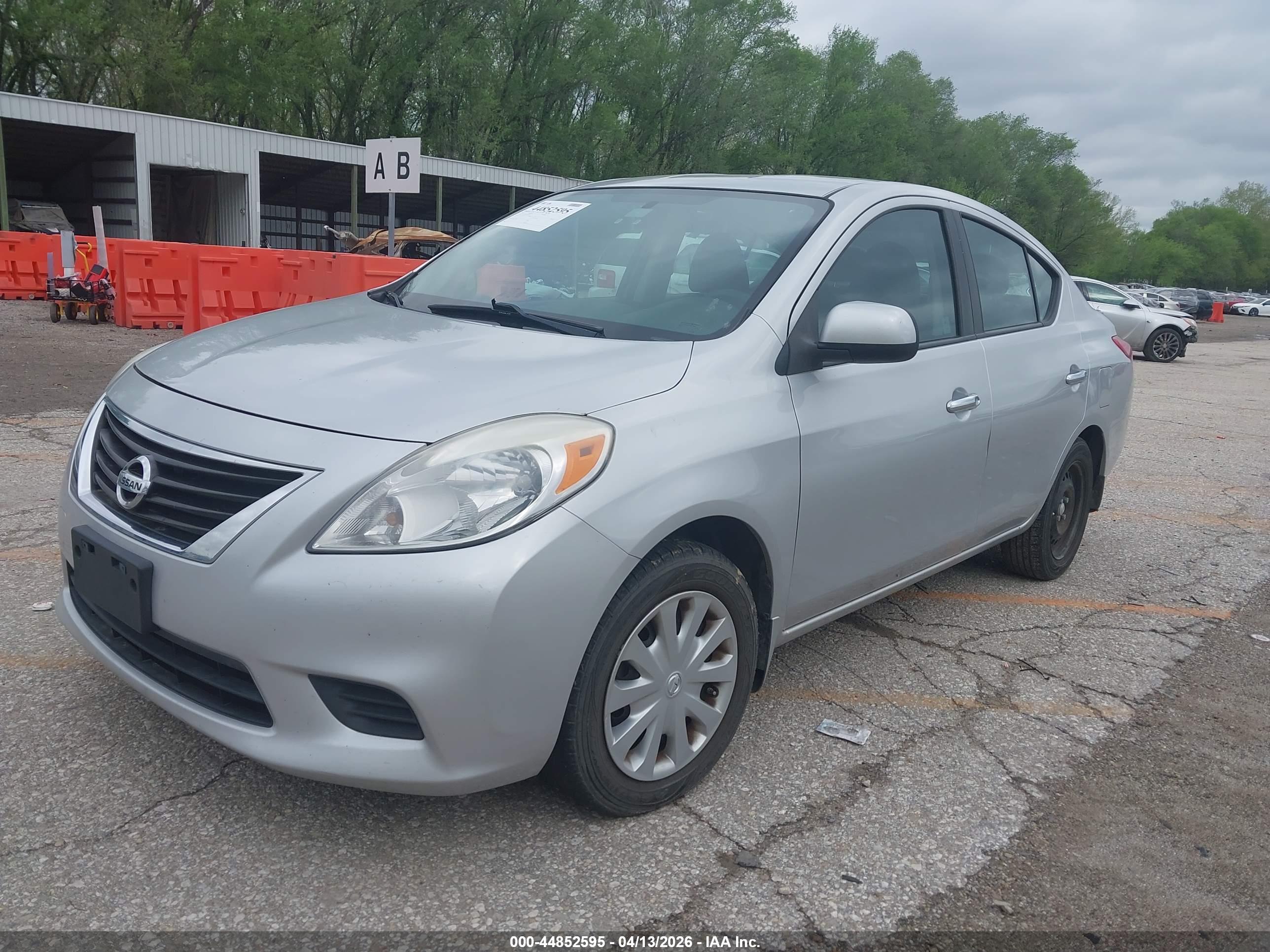 NISSAN VERSA image 2