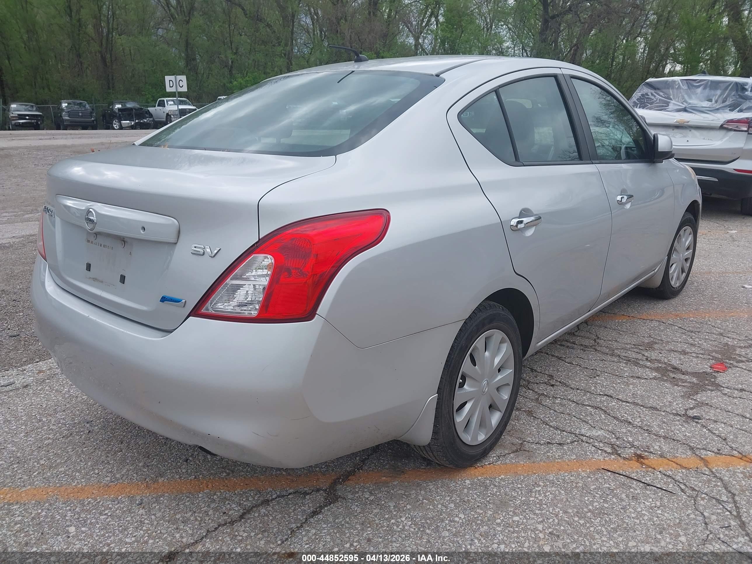 NISSAN VERSA image 4
