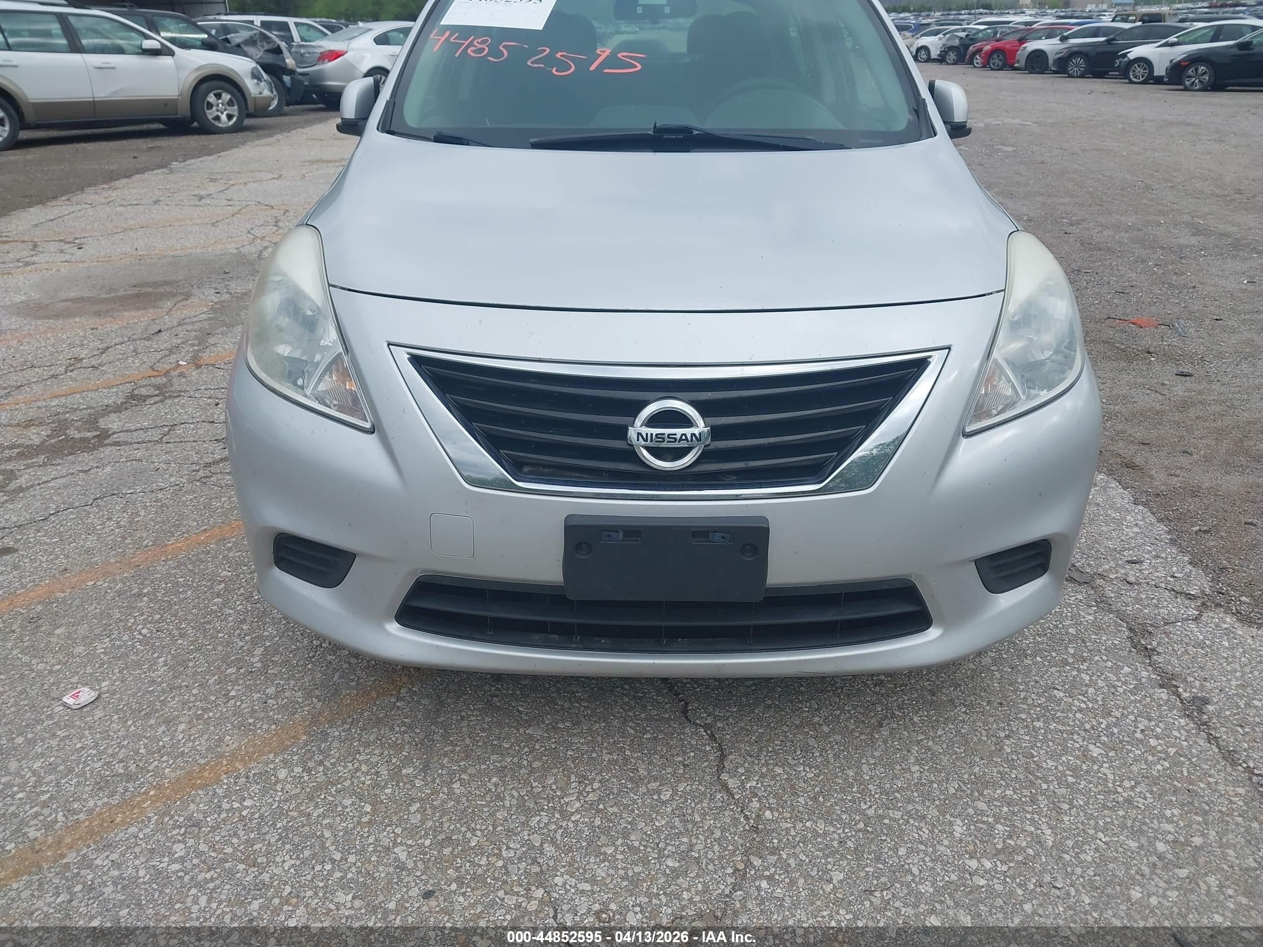 NISSAN VERSA image 6