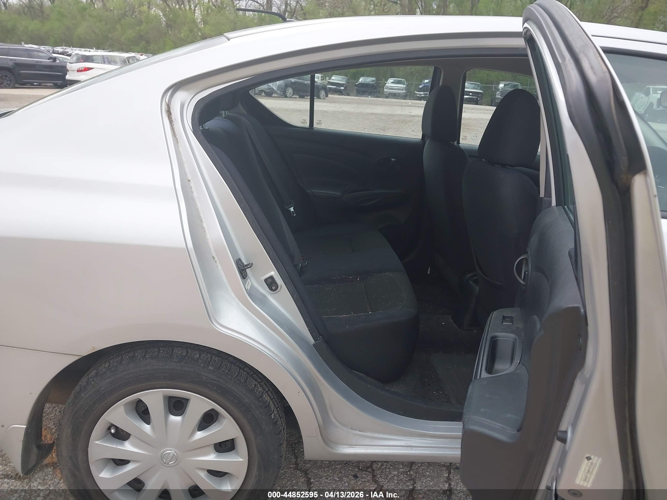 NISSAN VERSA image 8