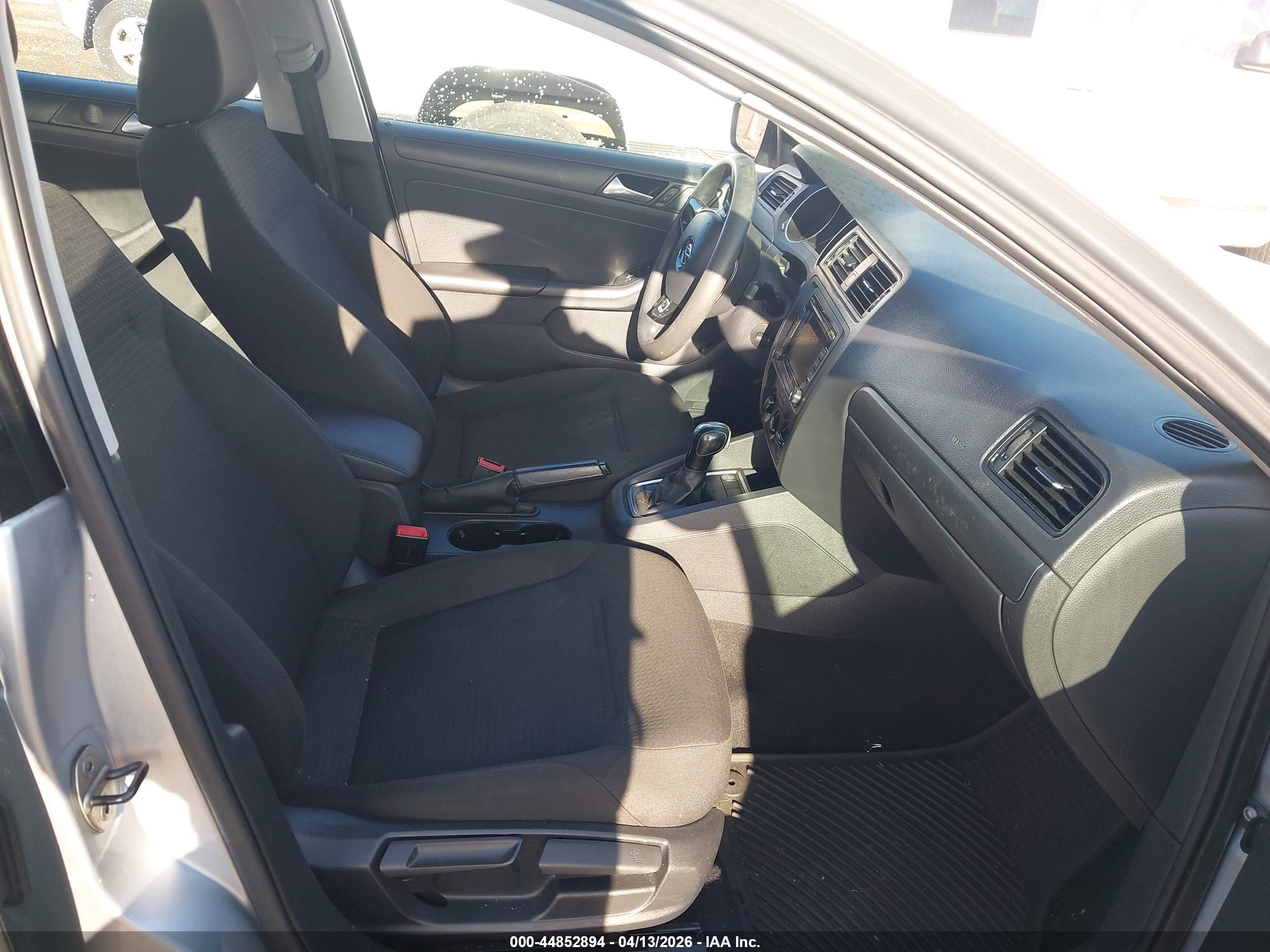 VOLKSWAGEN JETTA image 5