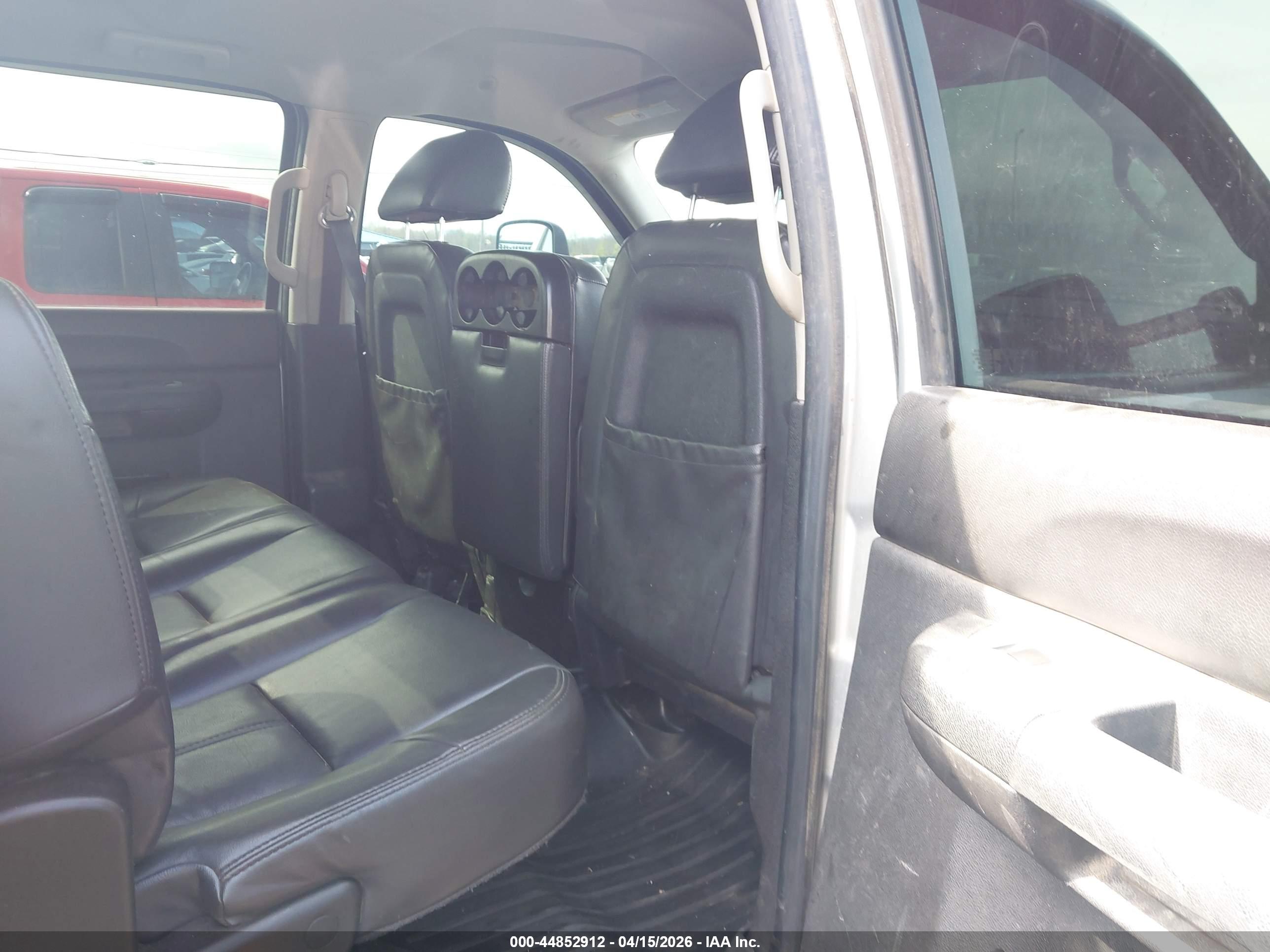 CHEVROLET SILVERADO image 8