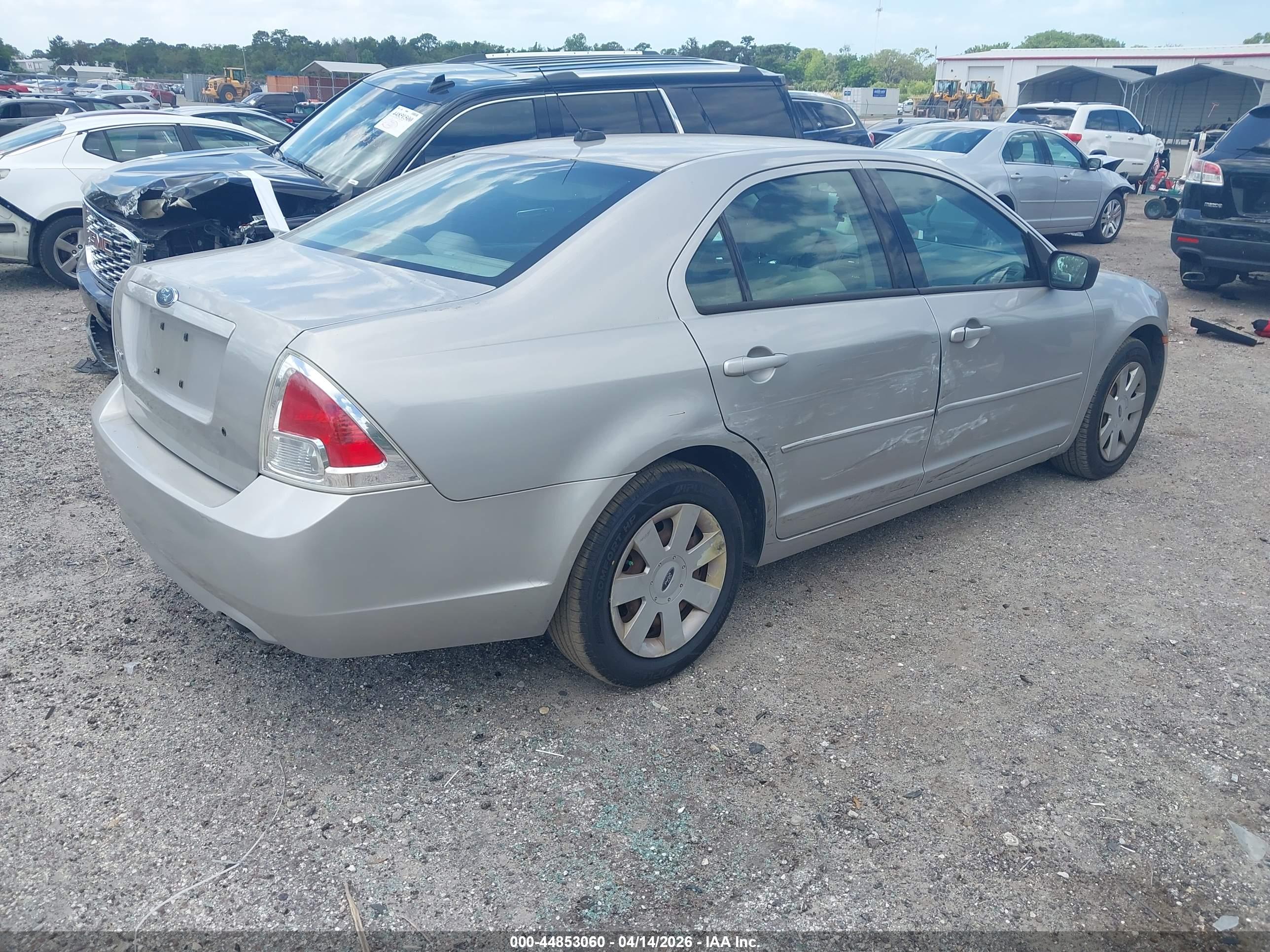 FORD FUSION image 4