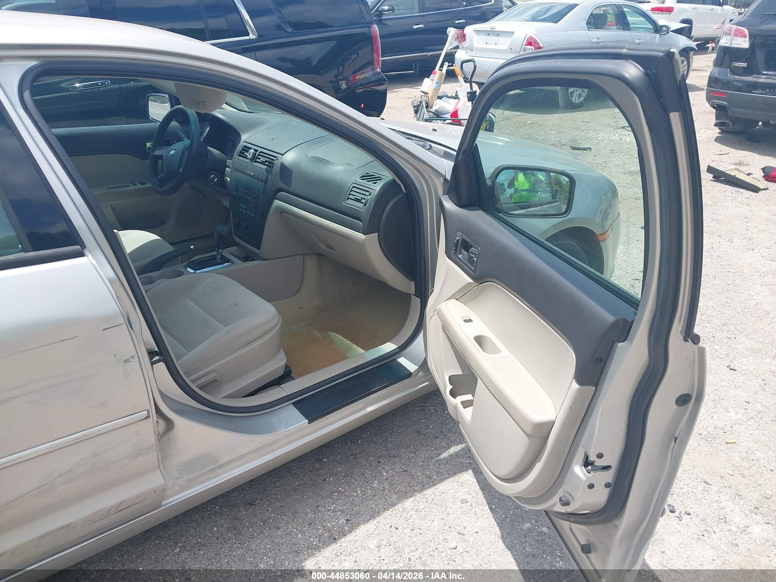FORD FUSION image 5