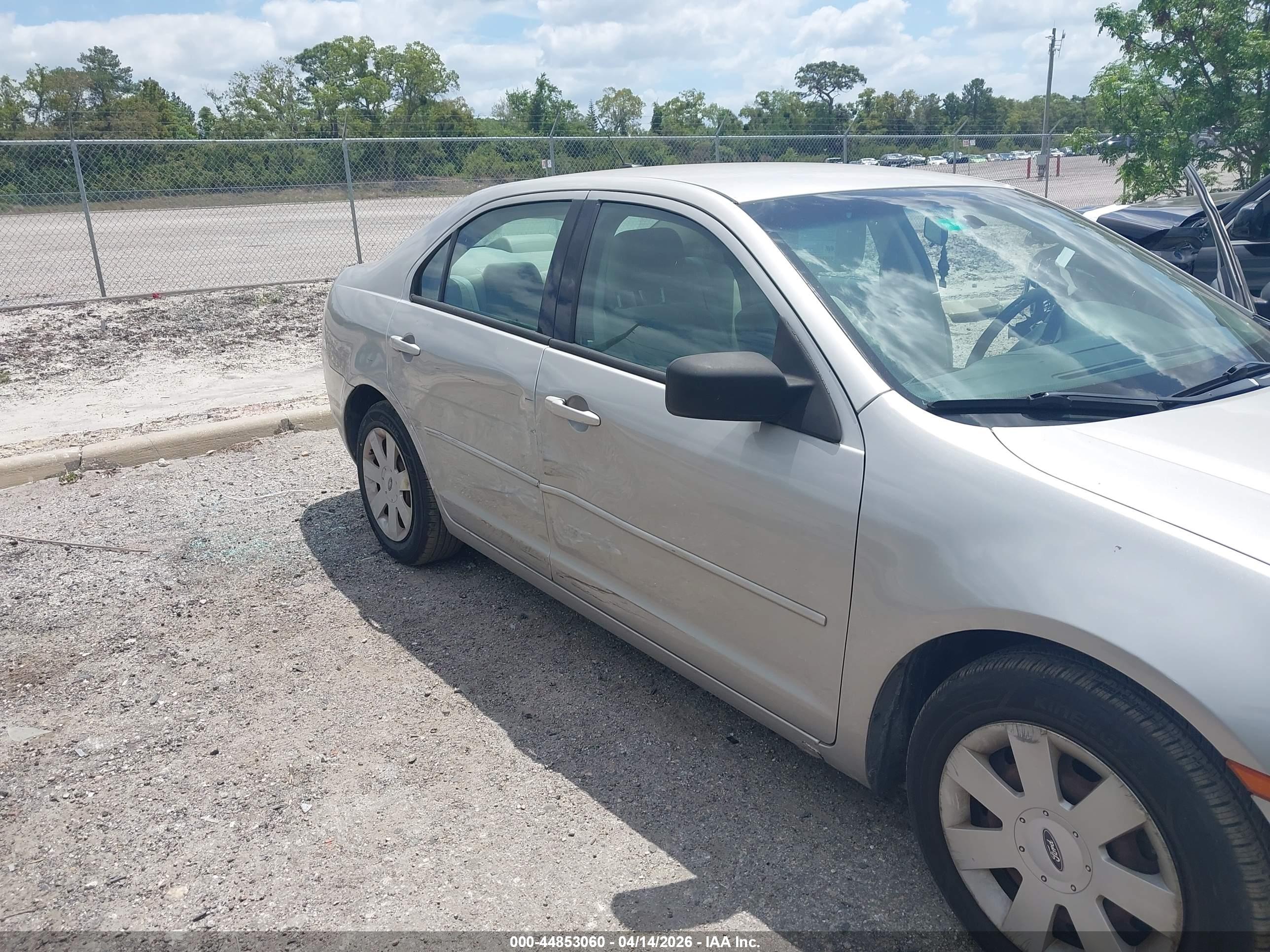 FORD FUSION image 6