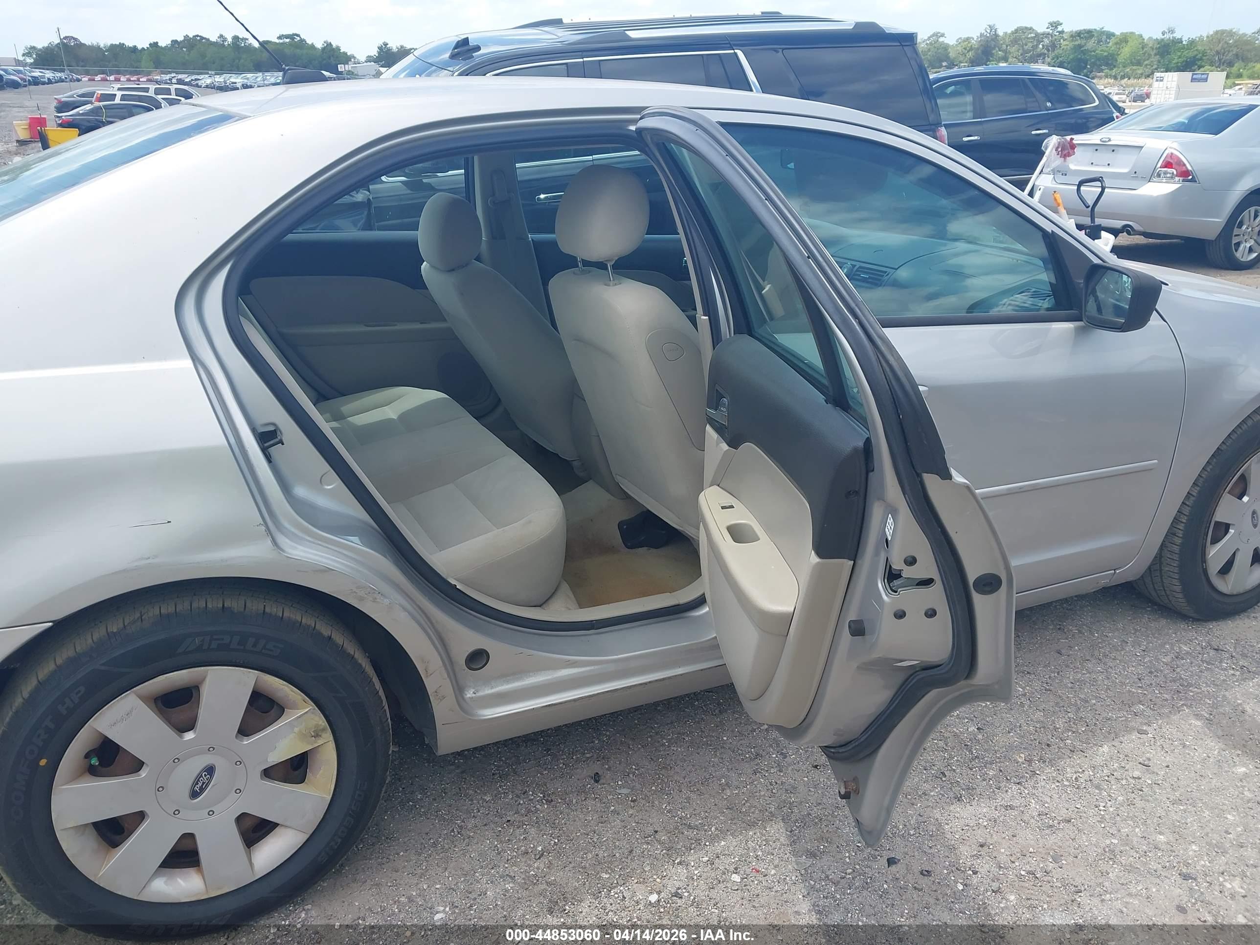 FORD FUSION image 8