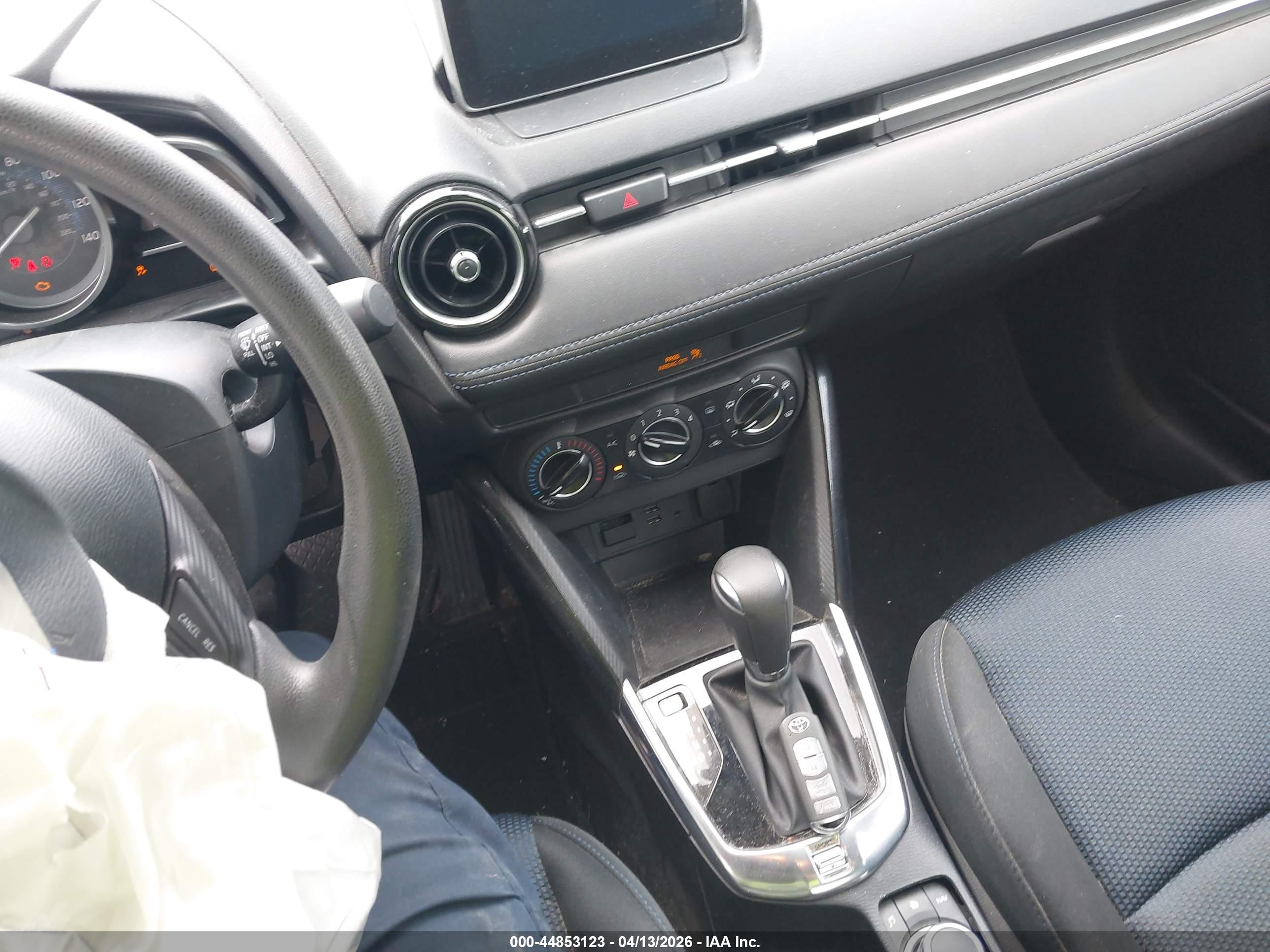 TOYOTA YARIS image 11