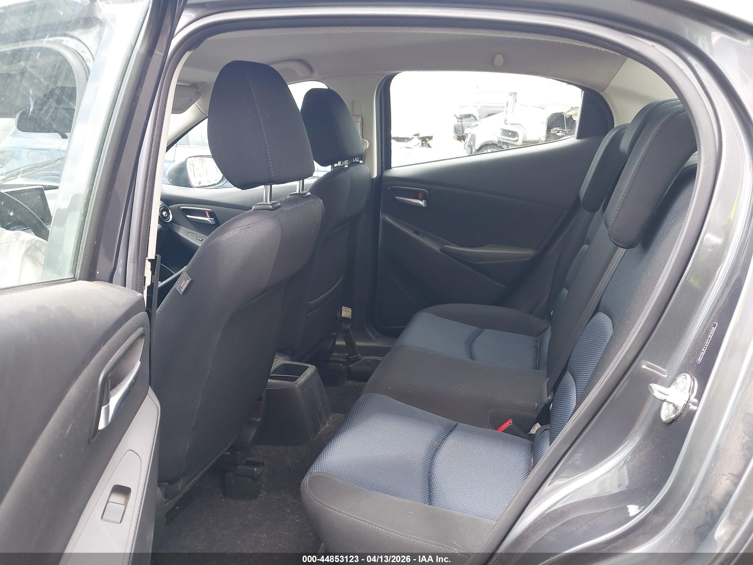 TOYOTA YARIS image 8