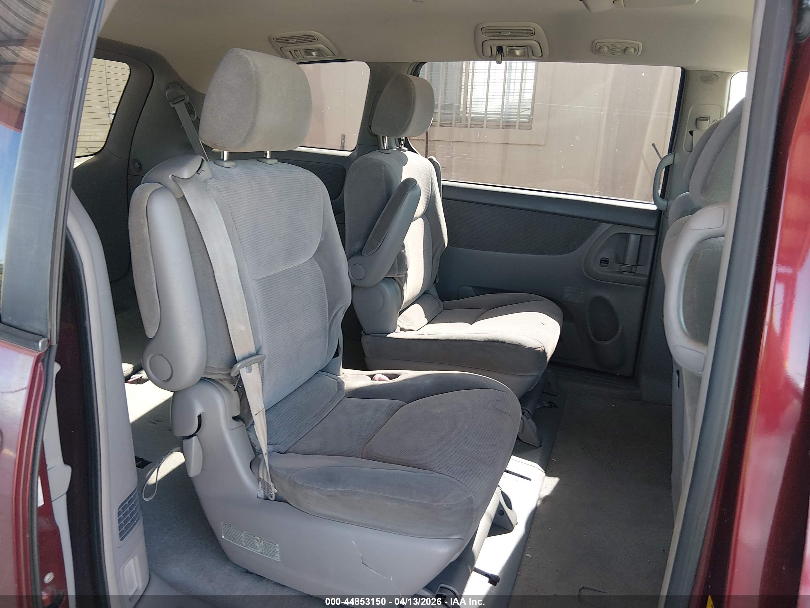 TOYOTA SIENNA image 8
