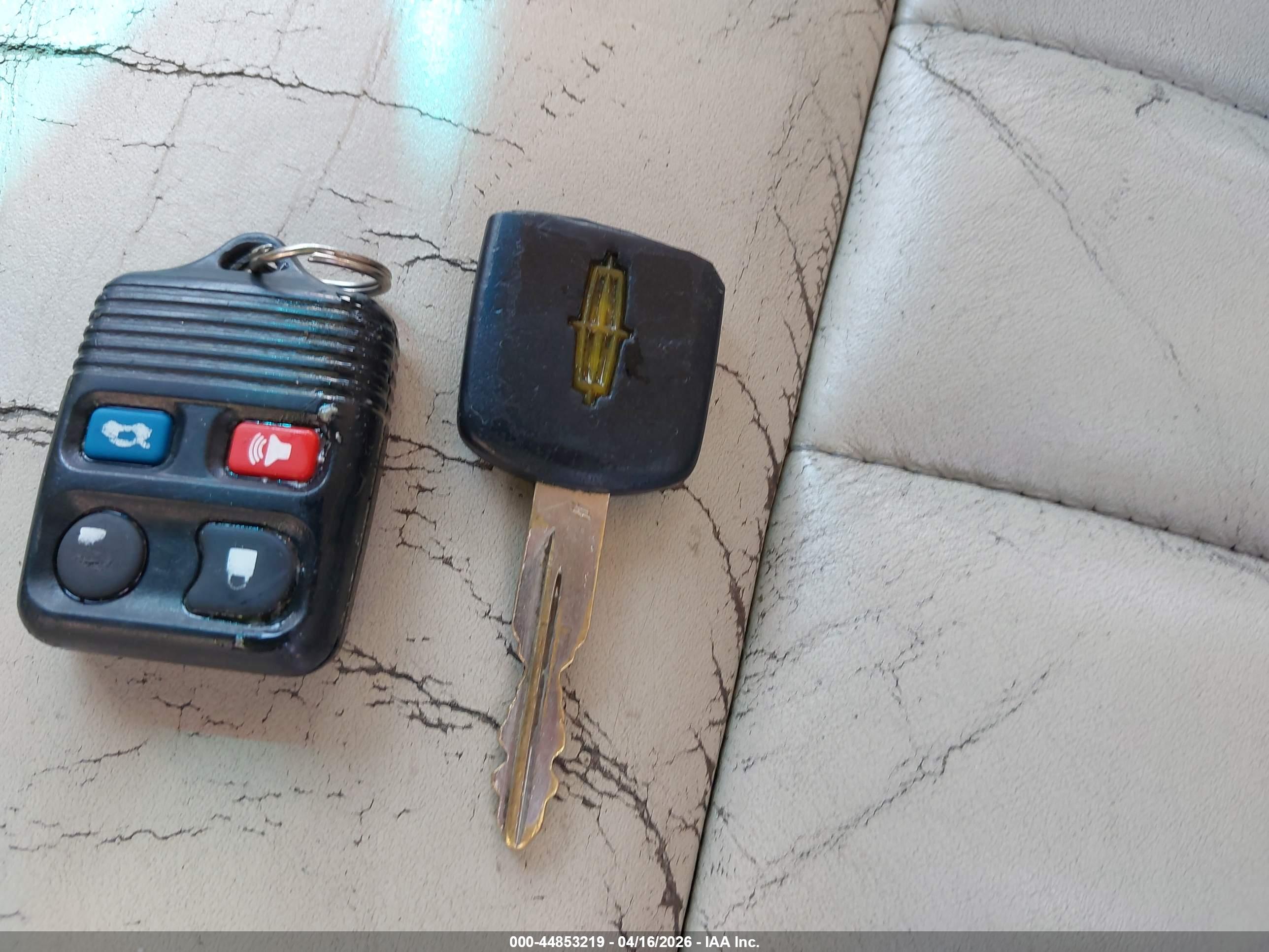 LINCOLN TOWN image 11