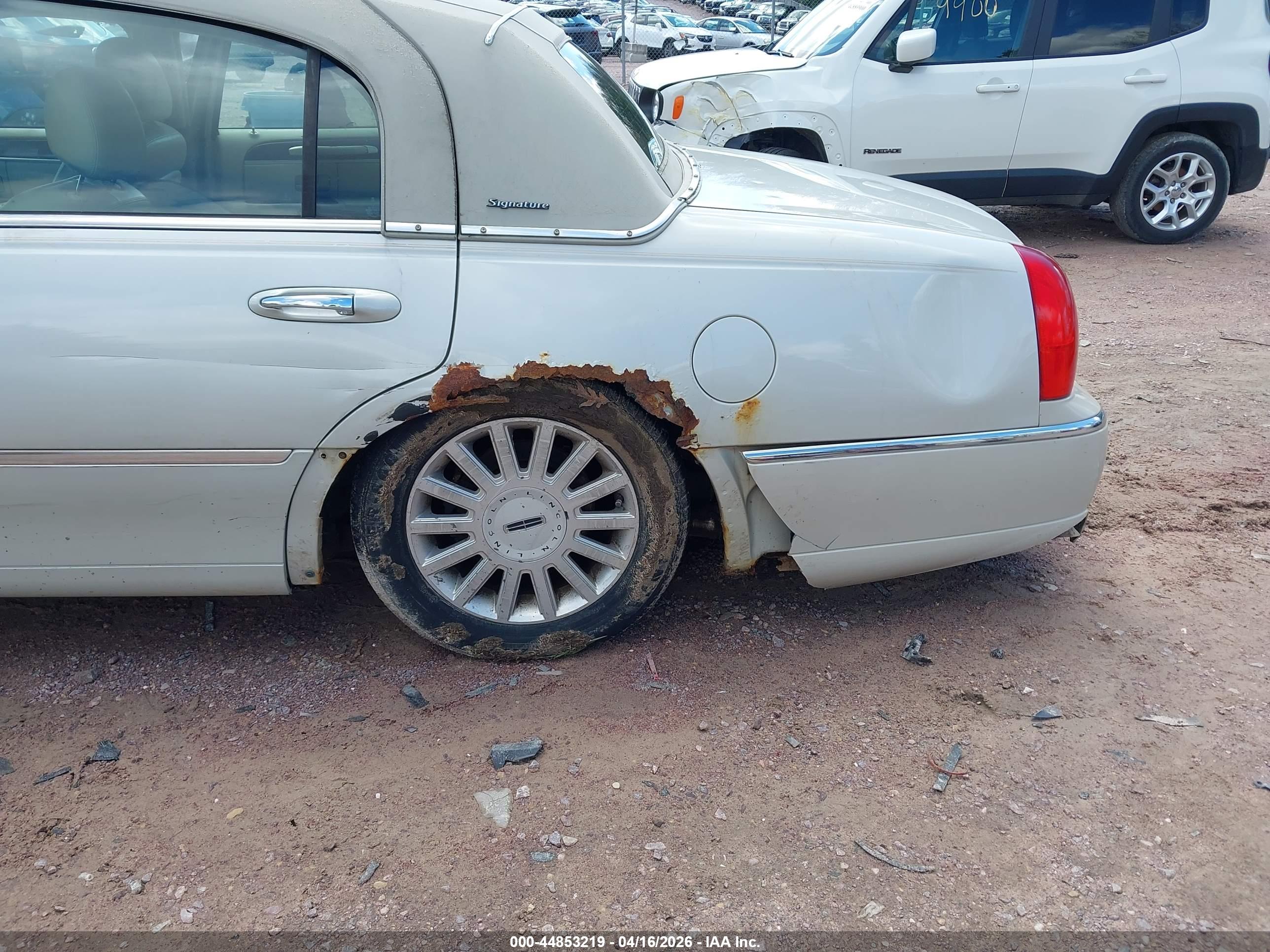 LINCOLN TOWN image 6
