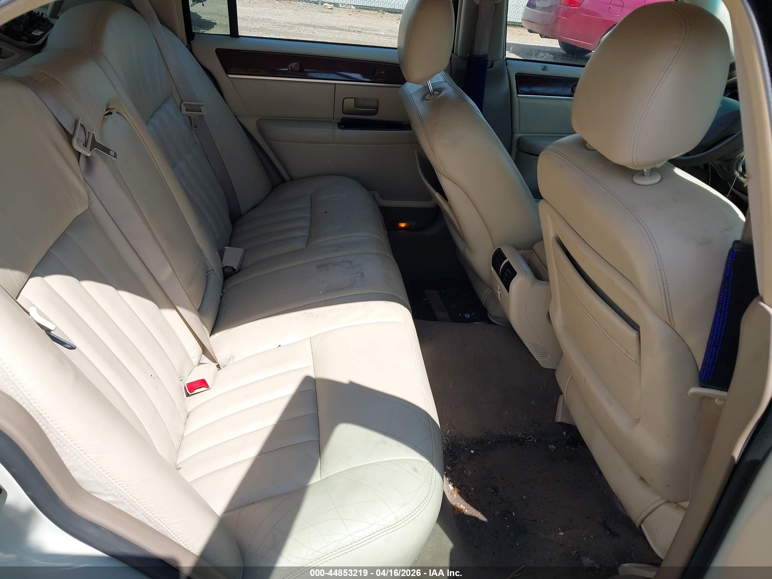 LINCOLN TOWN image 8