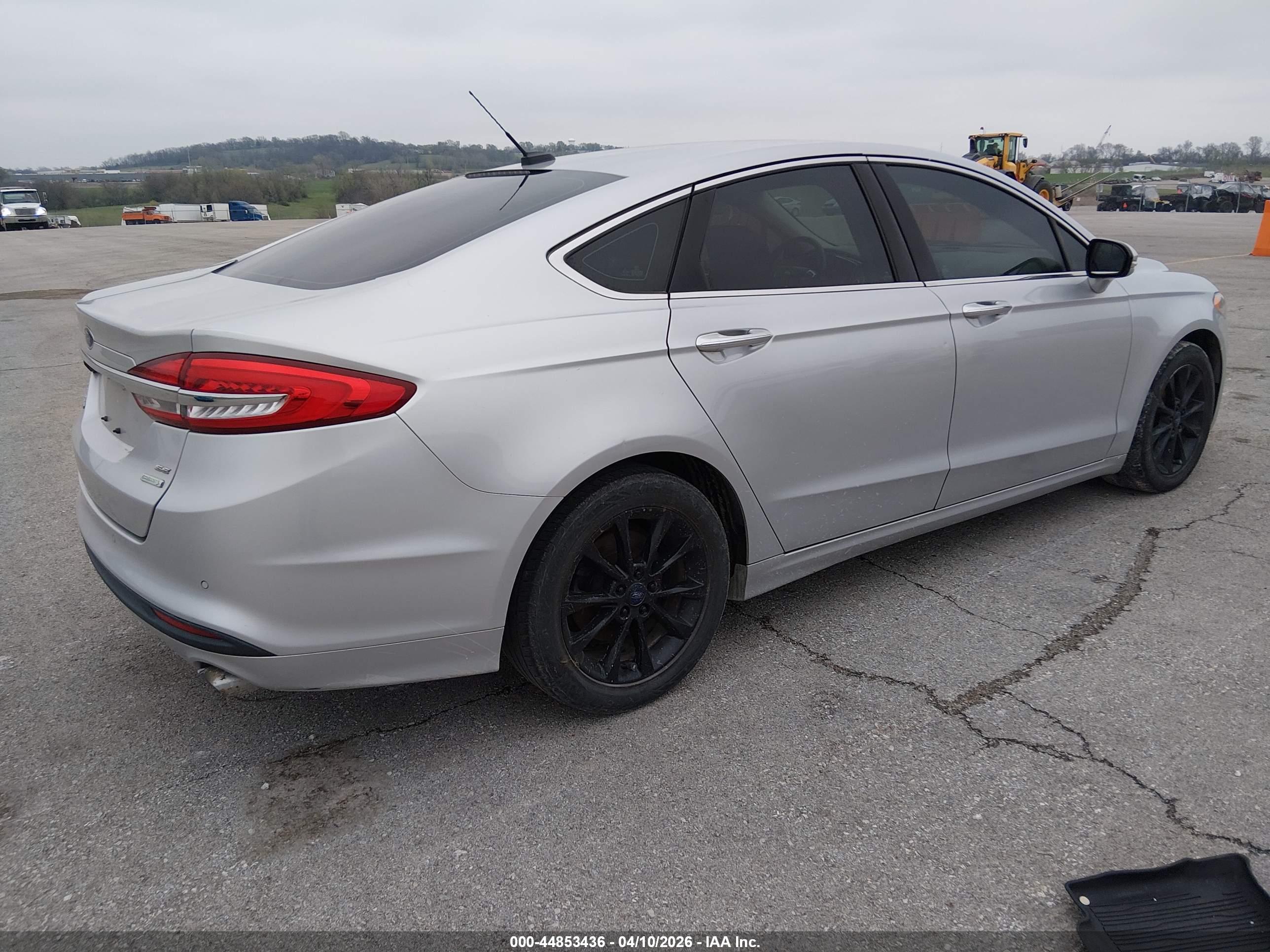 FORD FUSION image 4