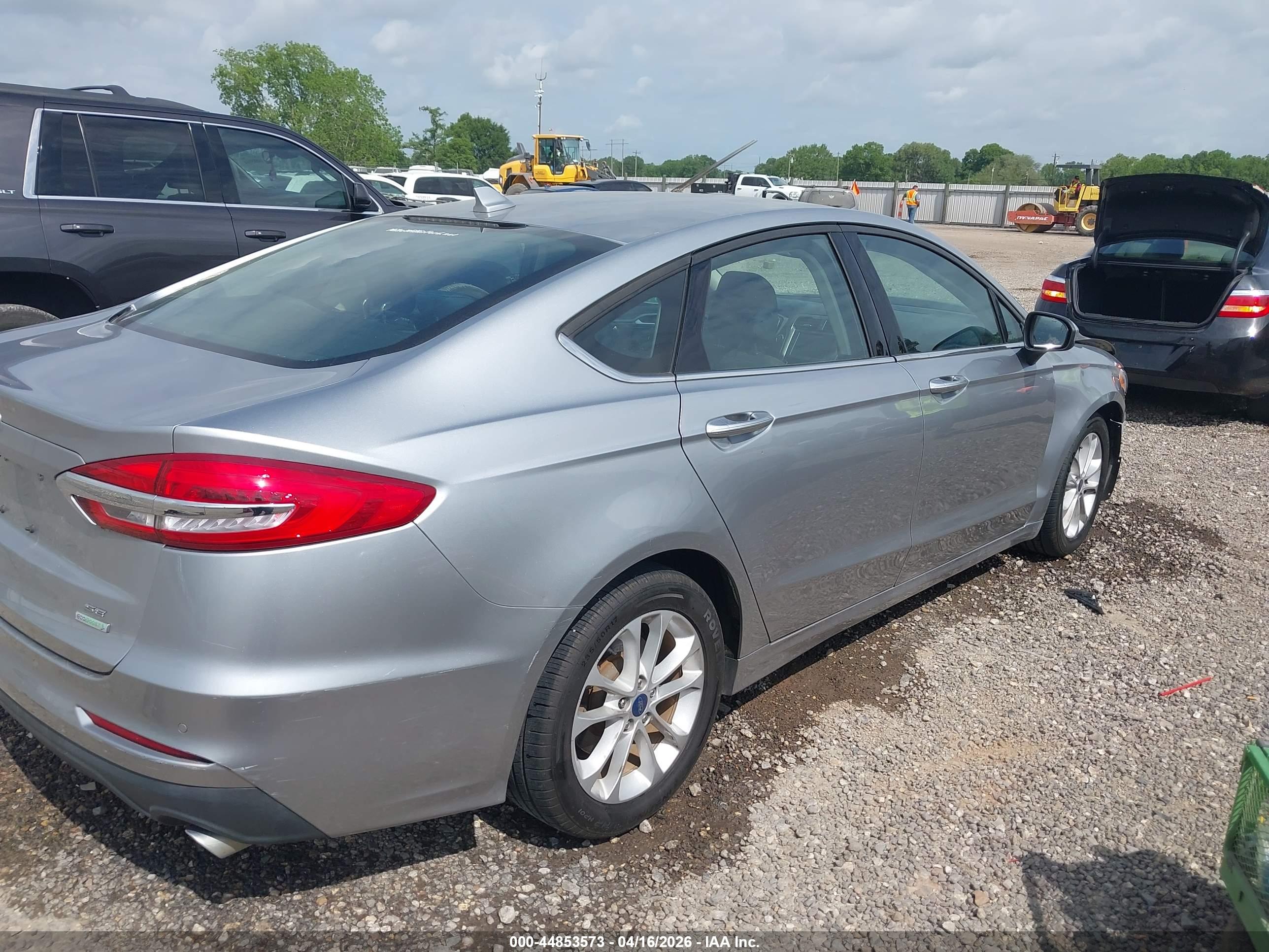 FORD FUSION image 4