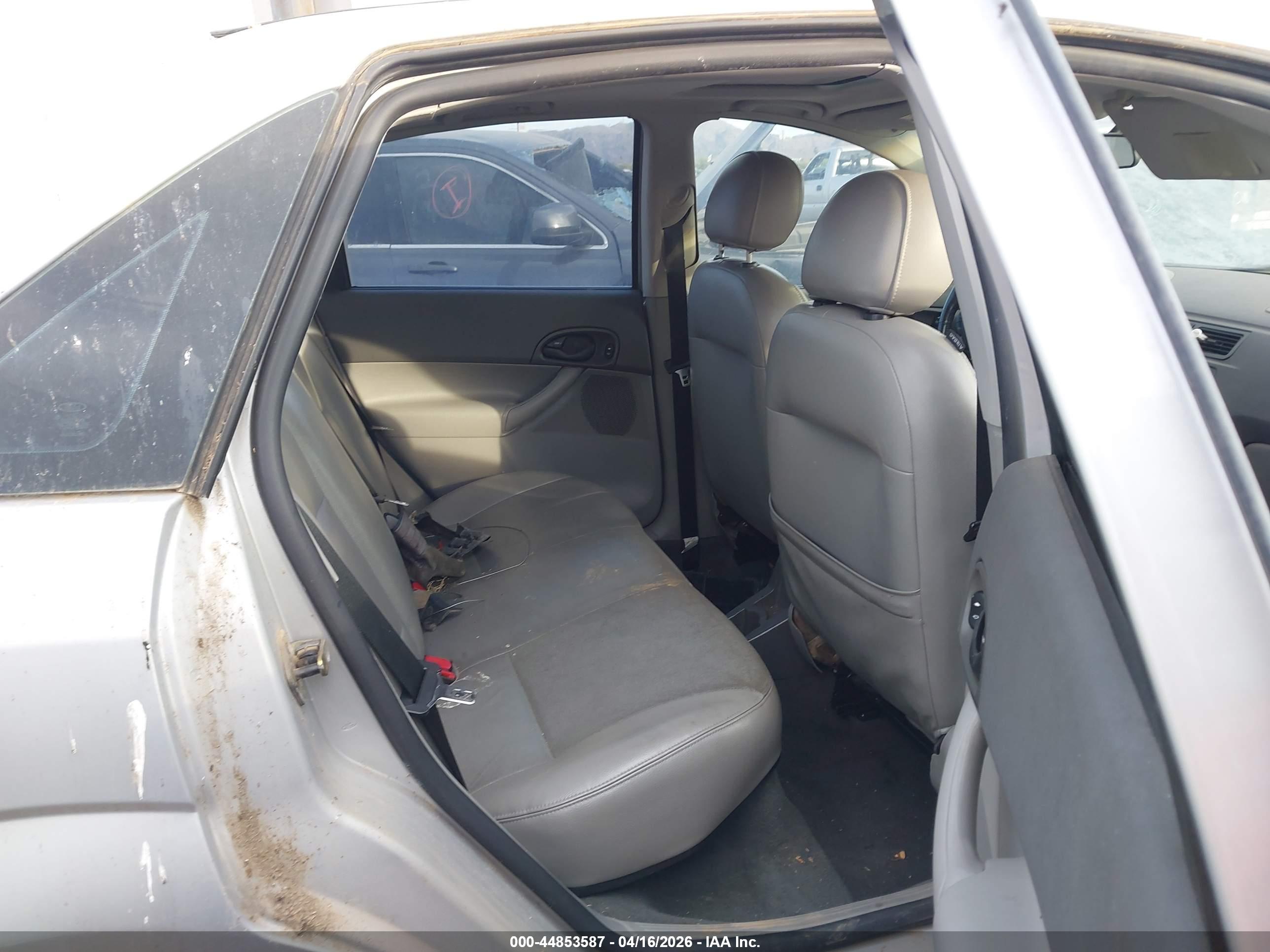 FORD FOCUS image 8