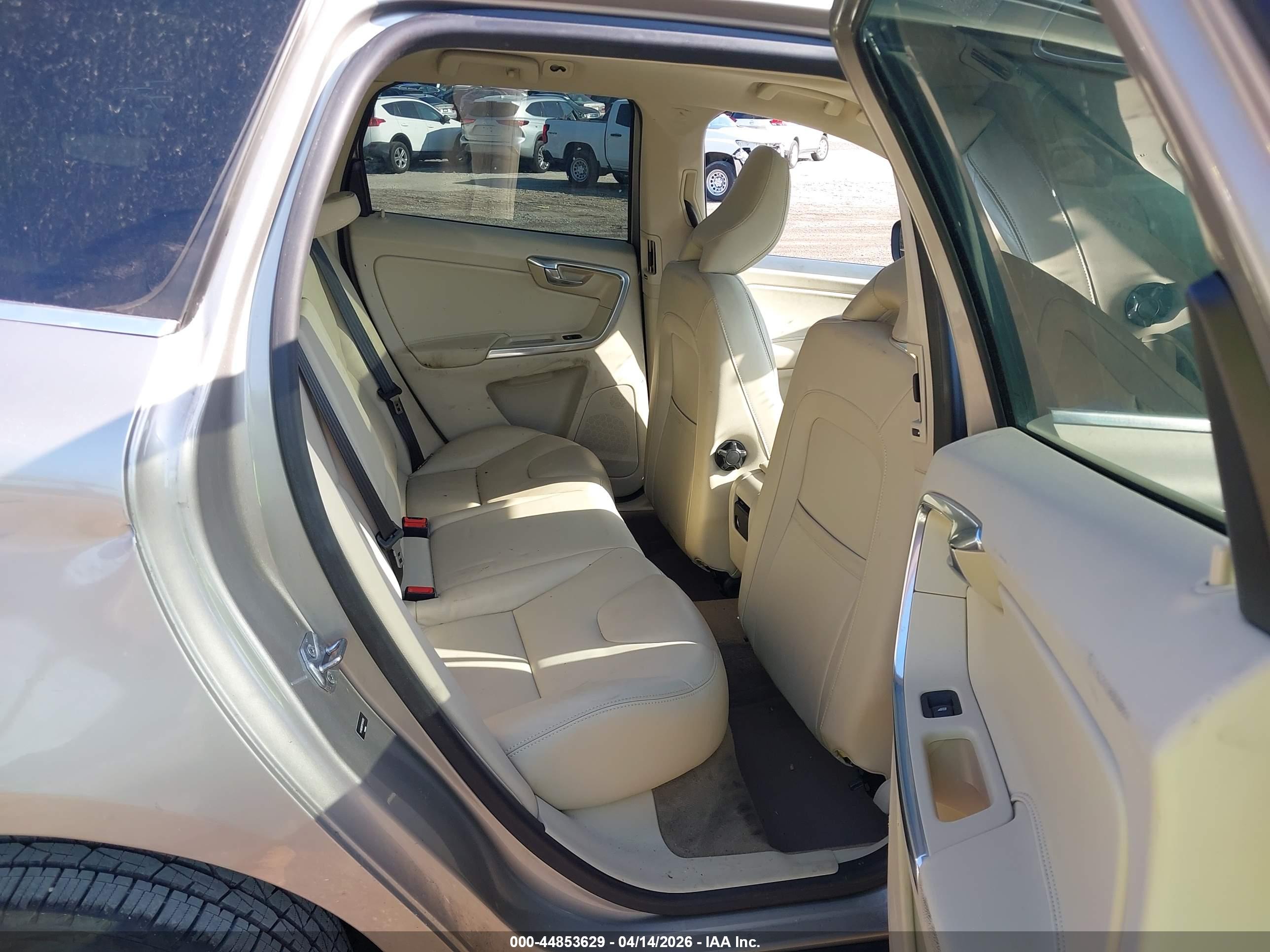 VOLVO XC60 image 8