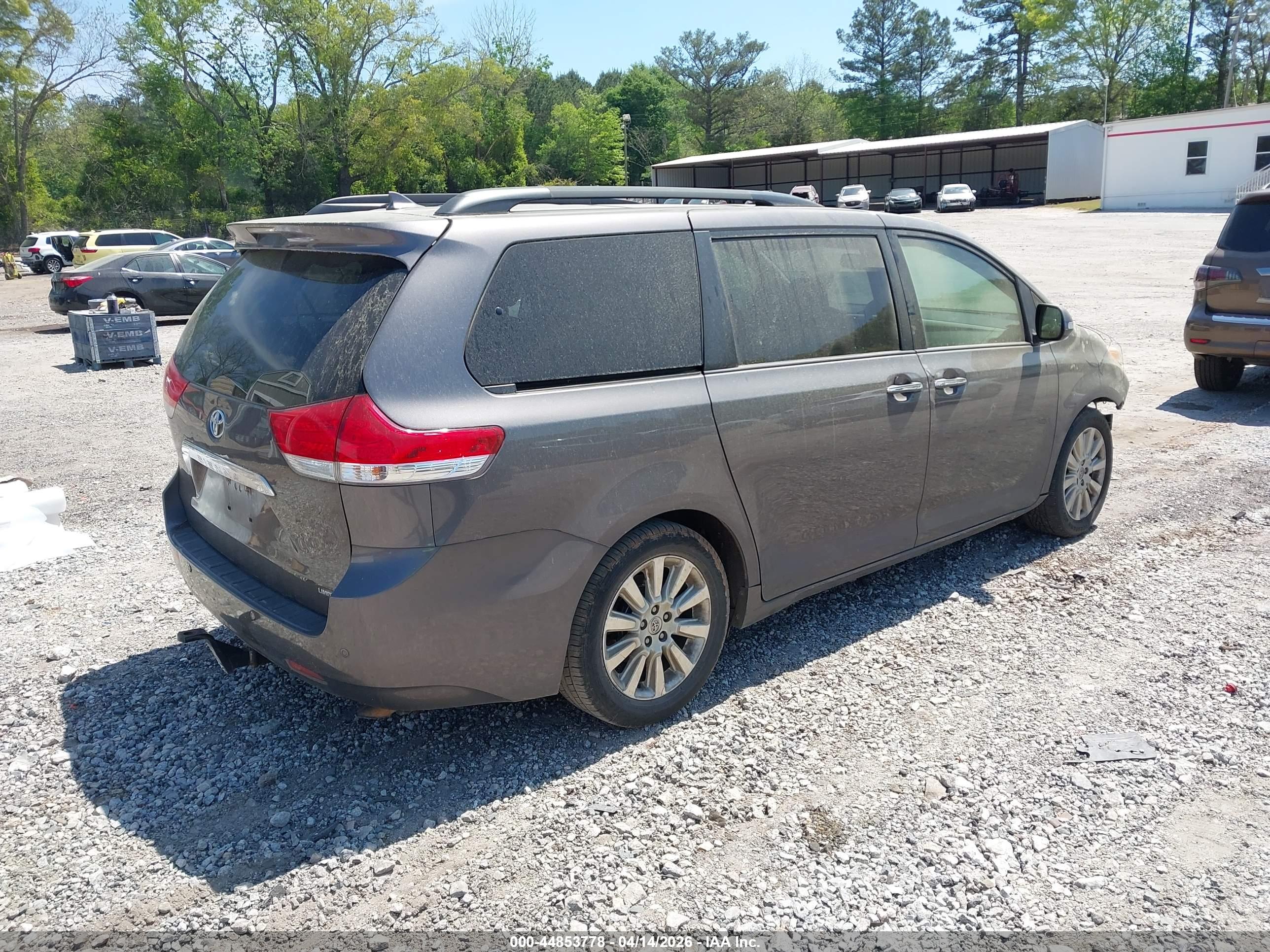 TOYOTA SIENNA image 4