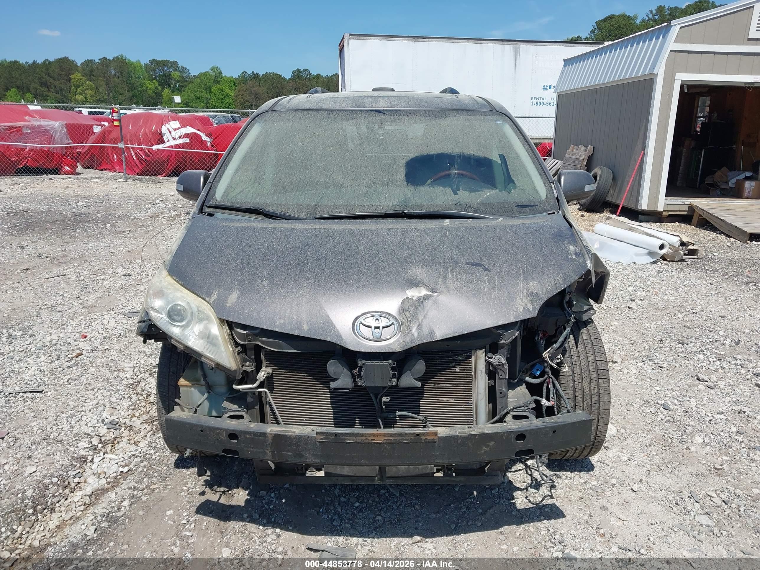 TOYOTA SIENNA image 6