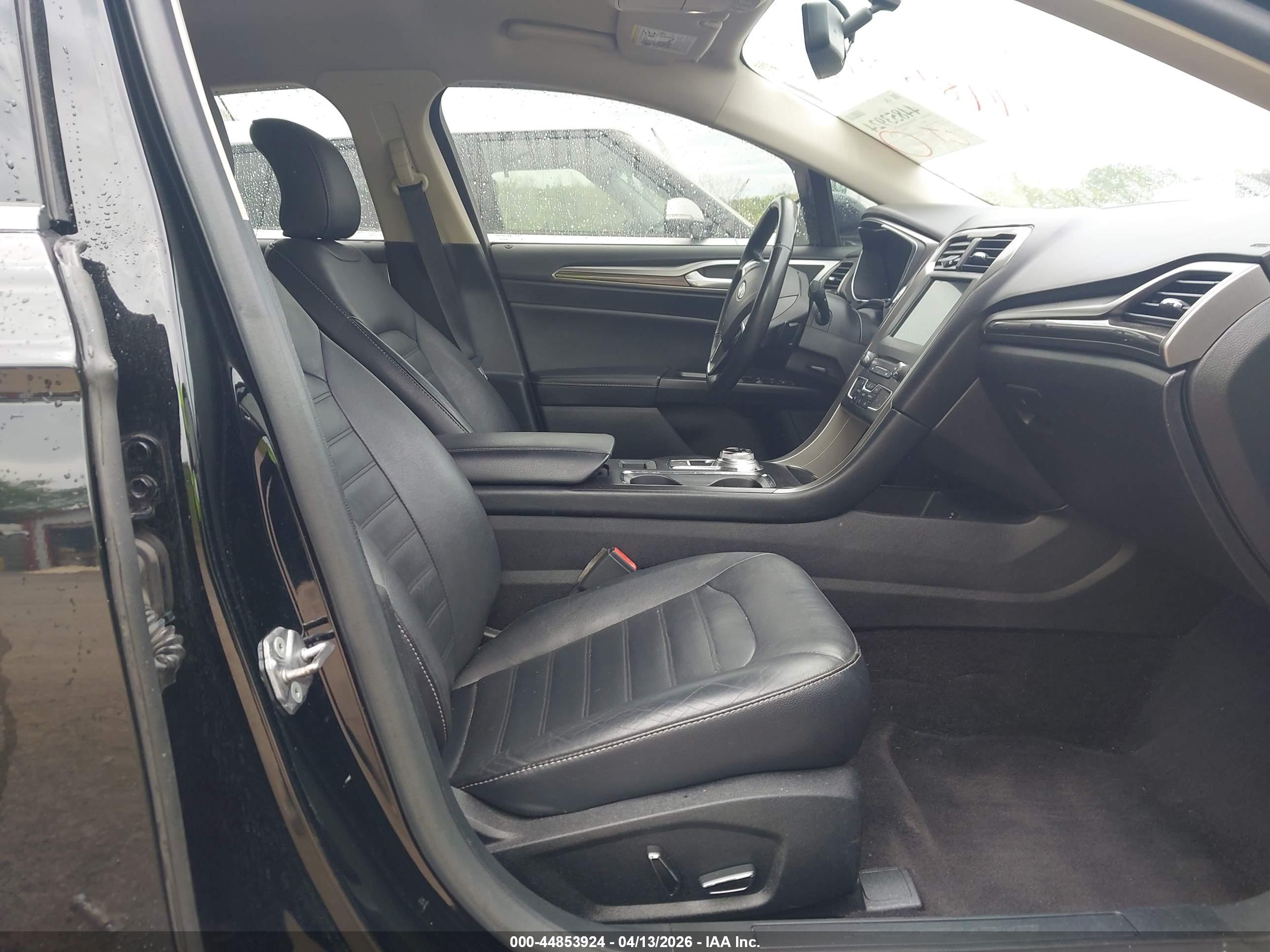 FORD FUSION image 5