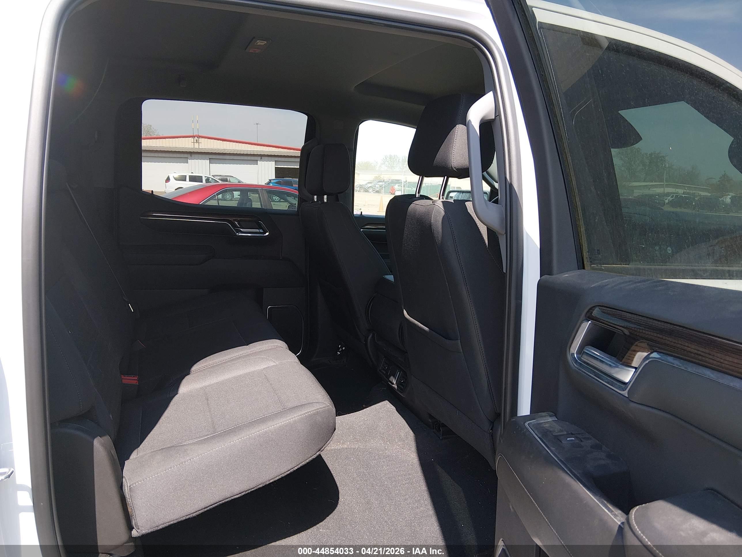 CHEVROLET SILVERADO image 8