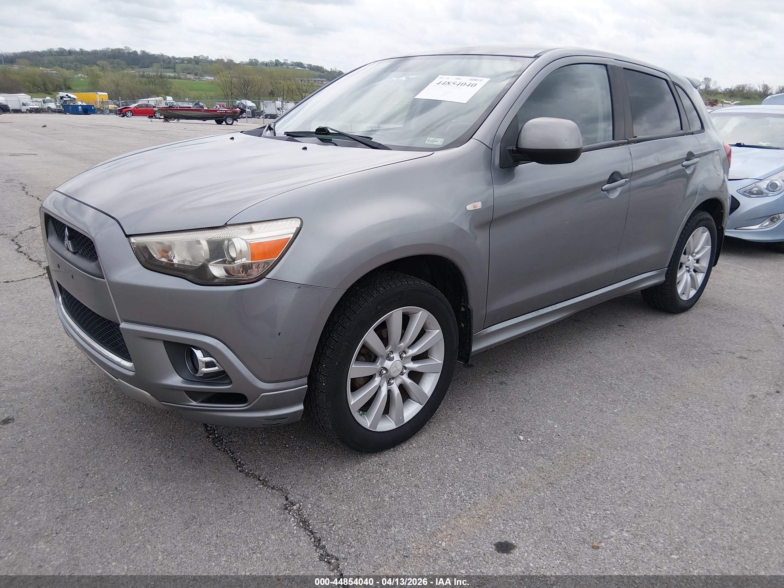 MITSUBISHI OUTLANDER image 2
