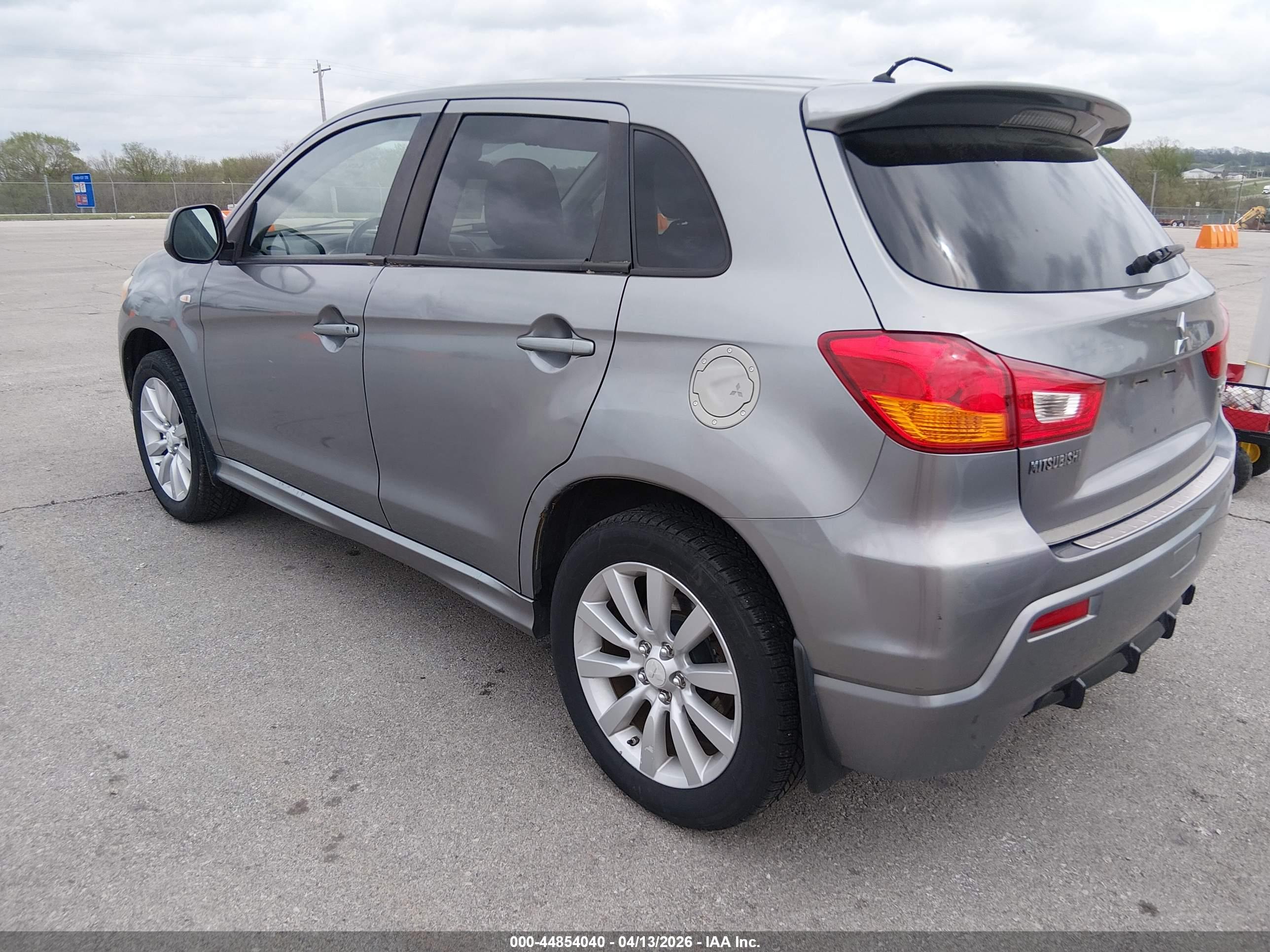 MITSUBISHI OUTLANDER image 3
