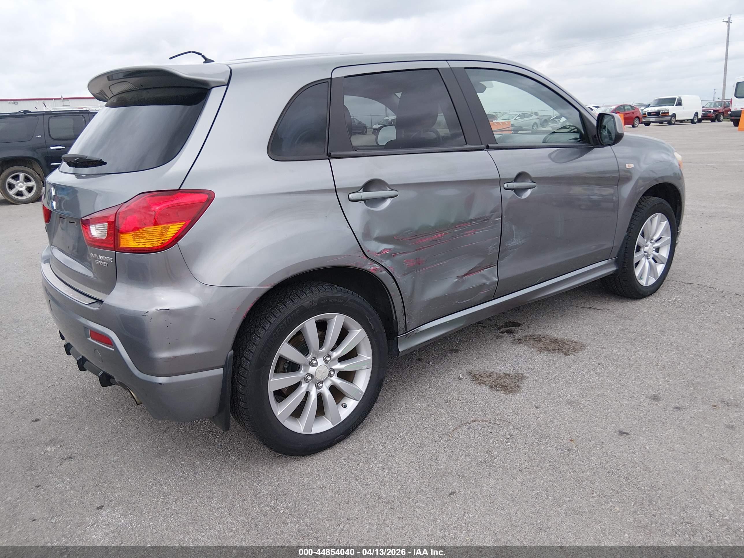 MITSUBISHI OUTLANDER image 4