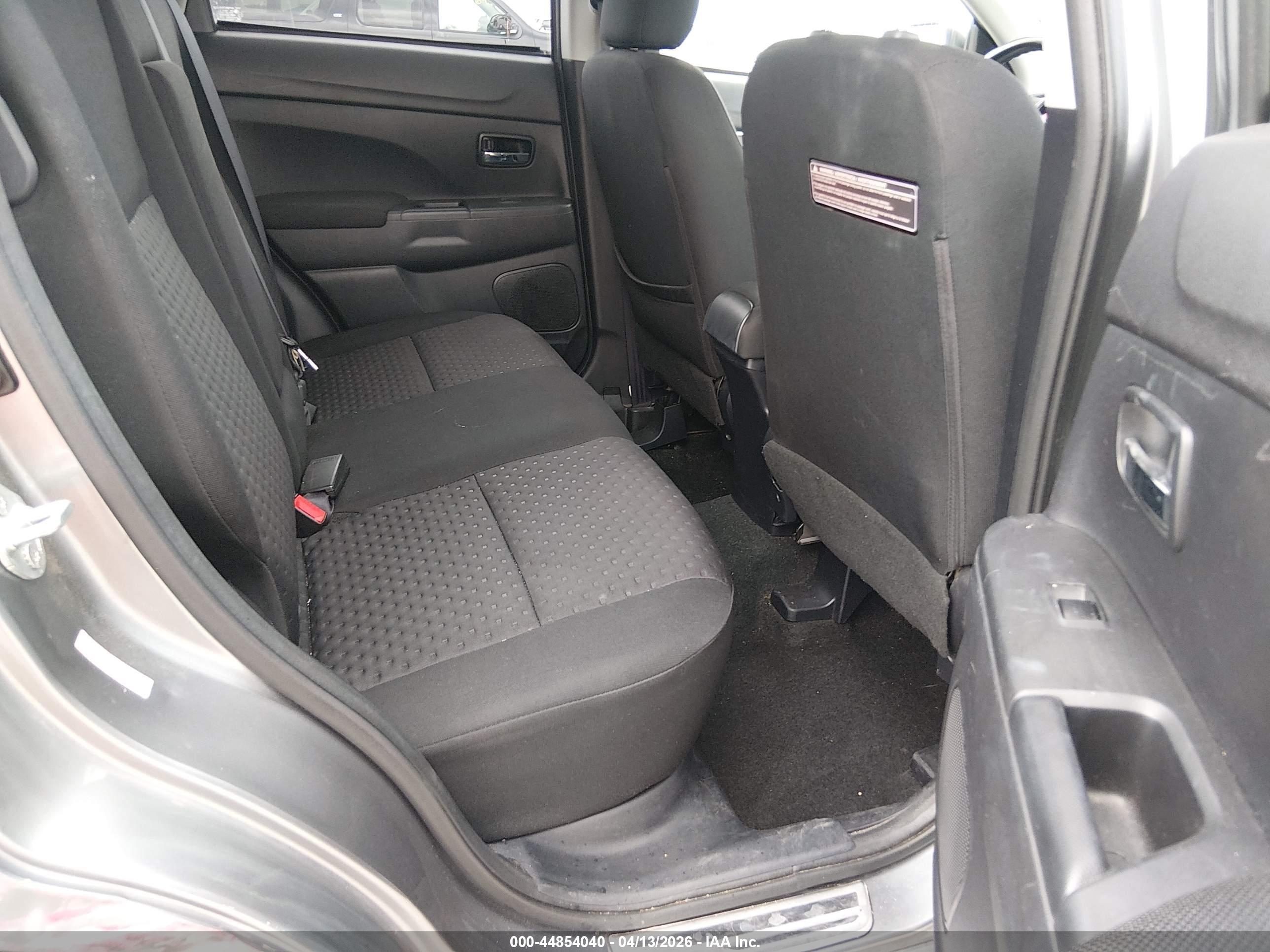 MITSUBISHI OUTLANDER image 8