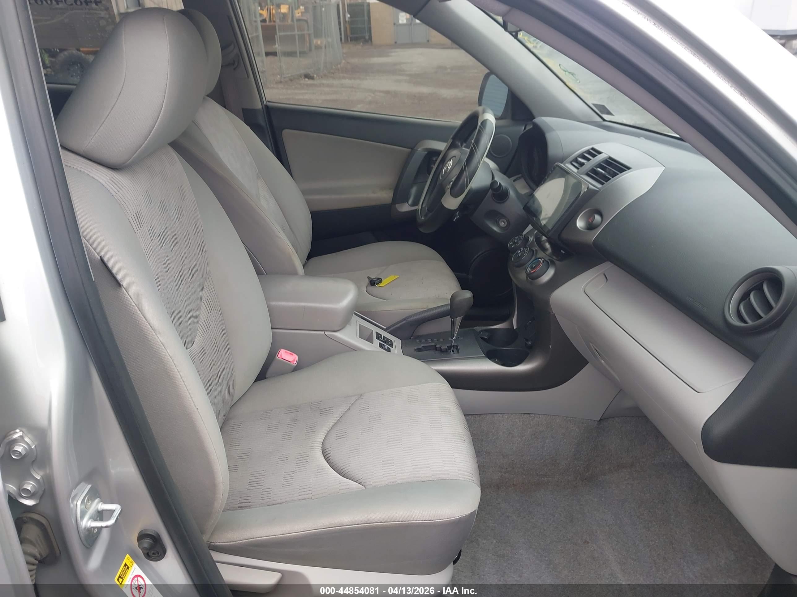TOYOTA RAV4 image 5