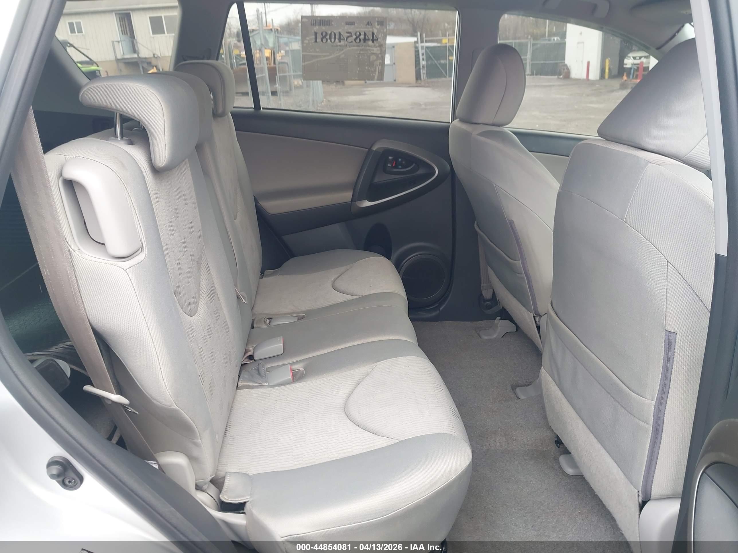 TOYOTA RAV4 image 8
