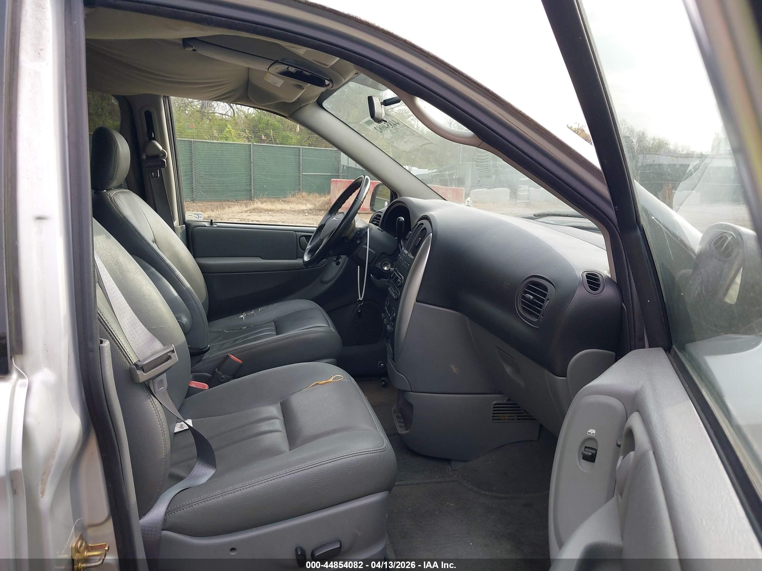 CHRYSLER TOWN image 5