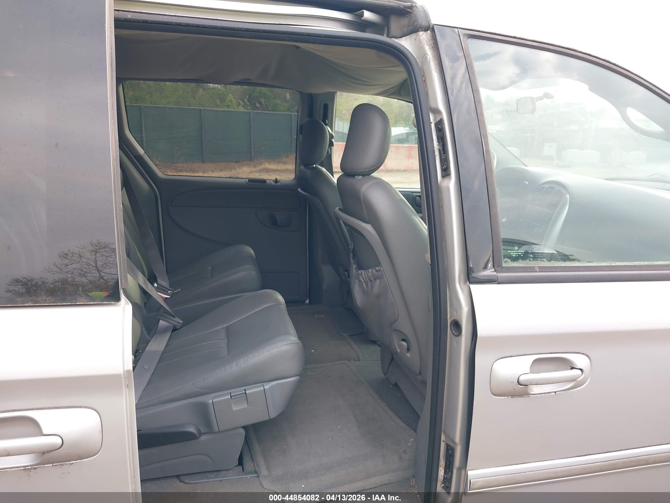 CHRYSLER TOWN image 8