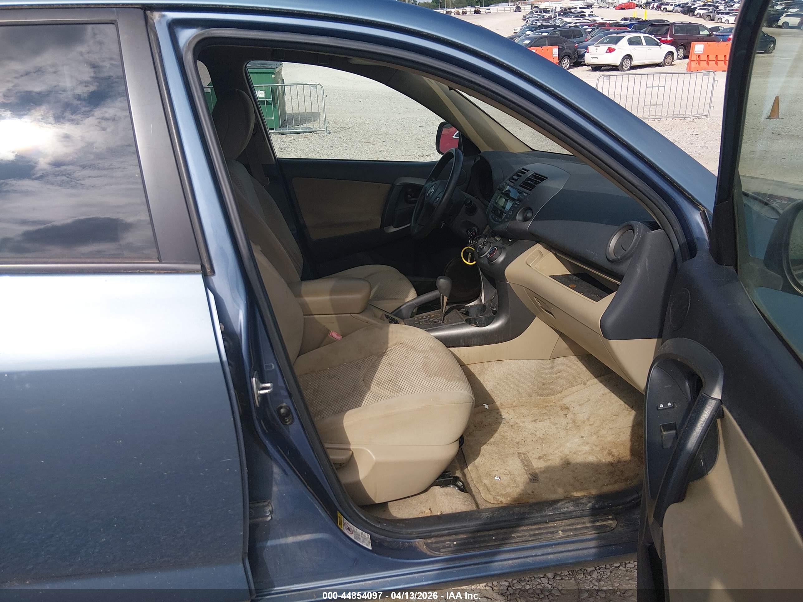TOYOTA RAV4 image 5