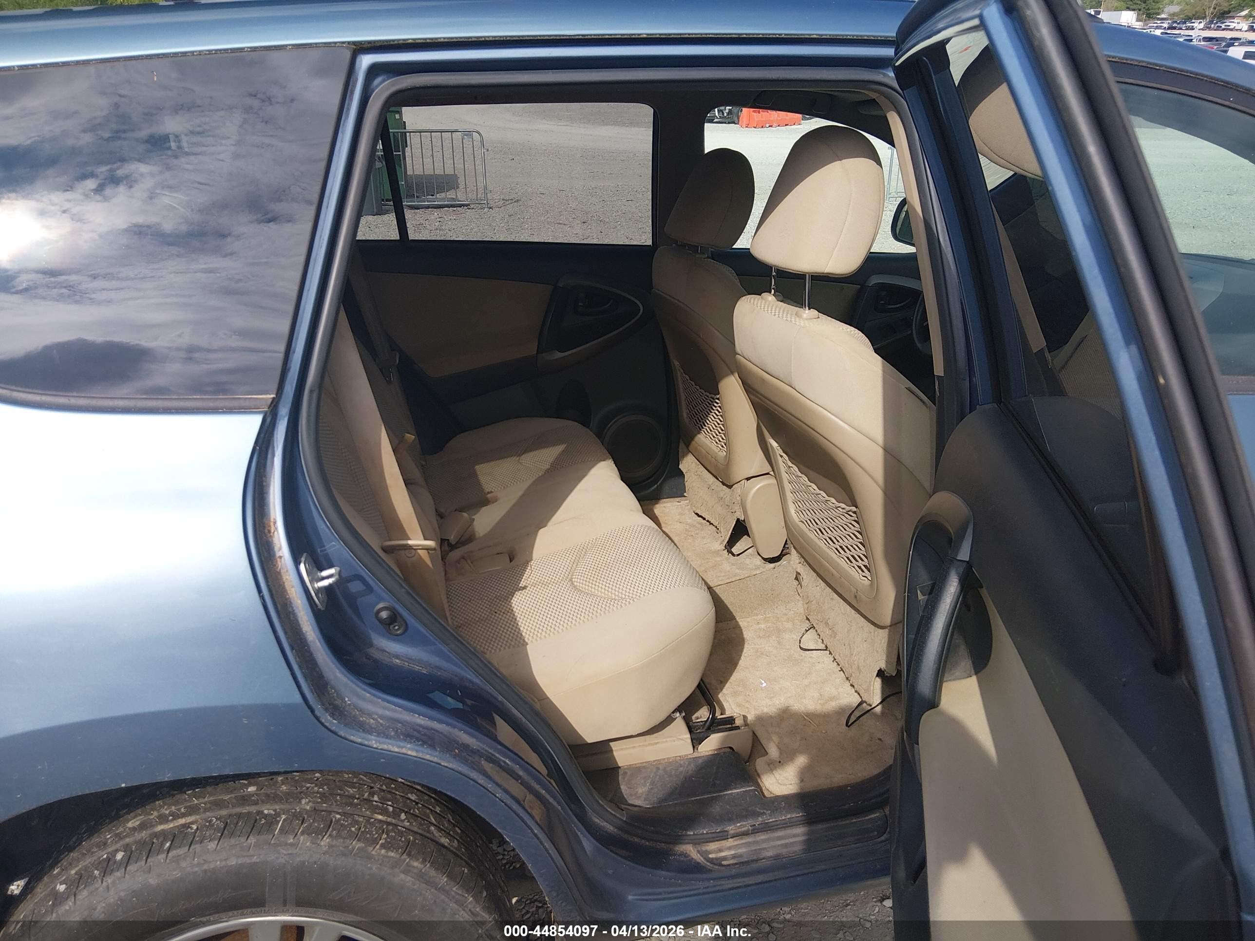 TOYOTA RAV4 image 8