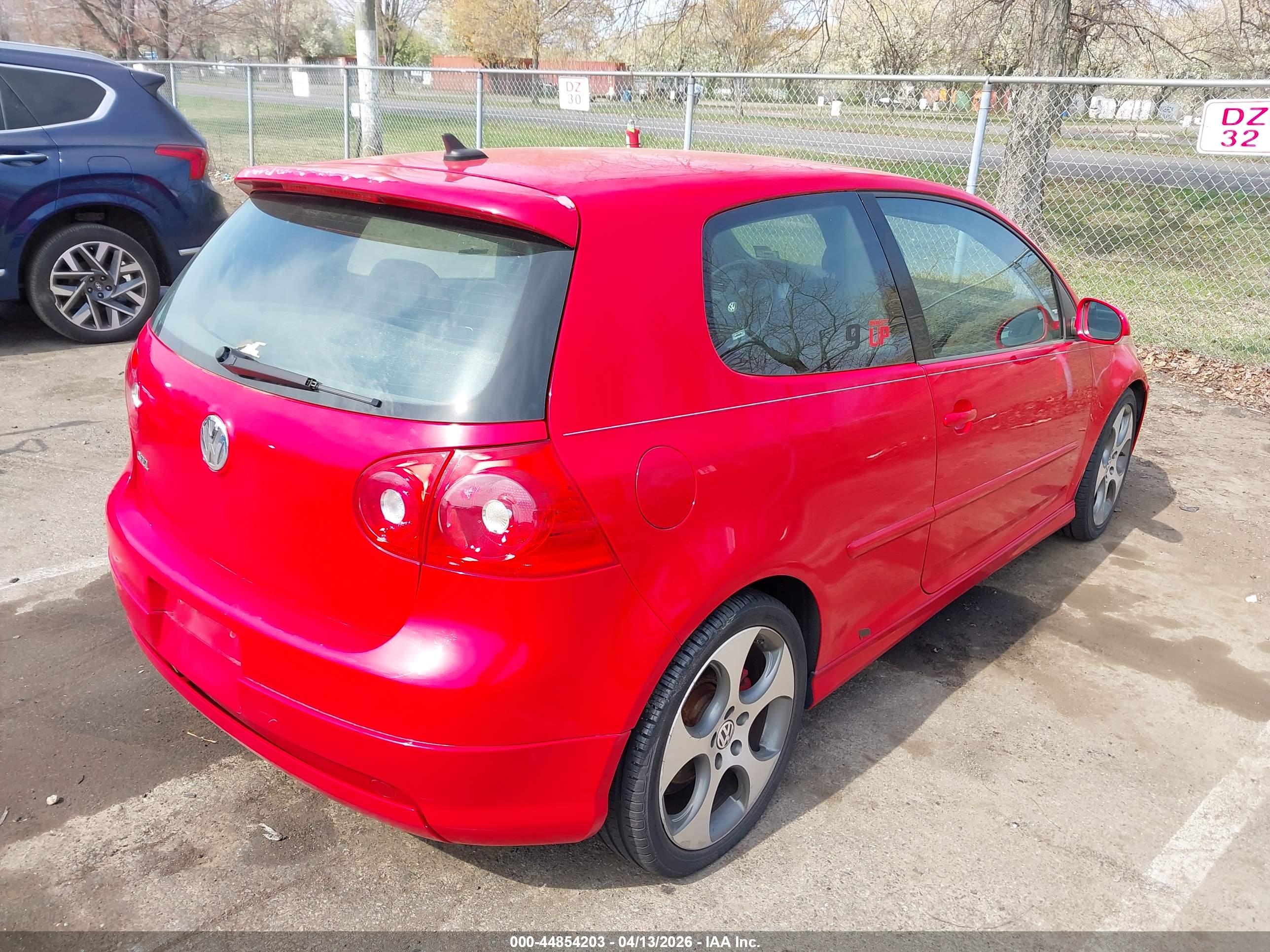 VOLKSWAGEN GTI image 4