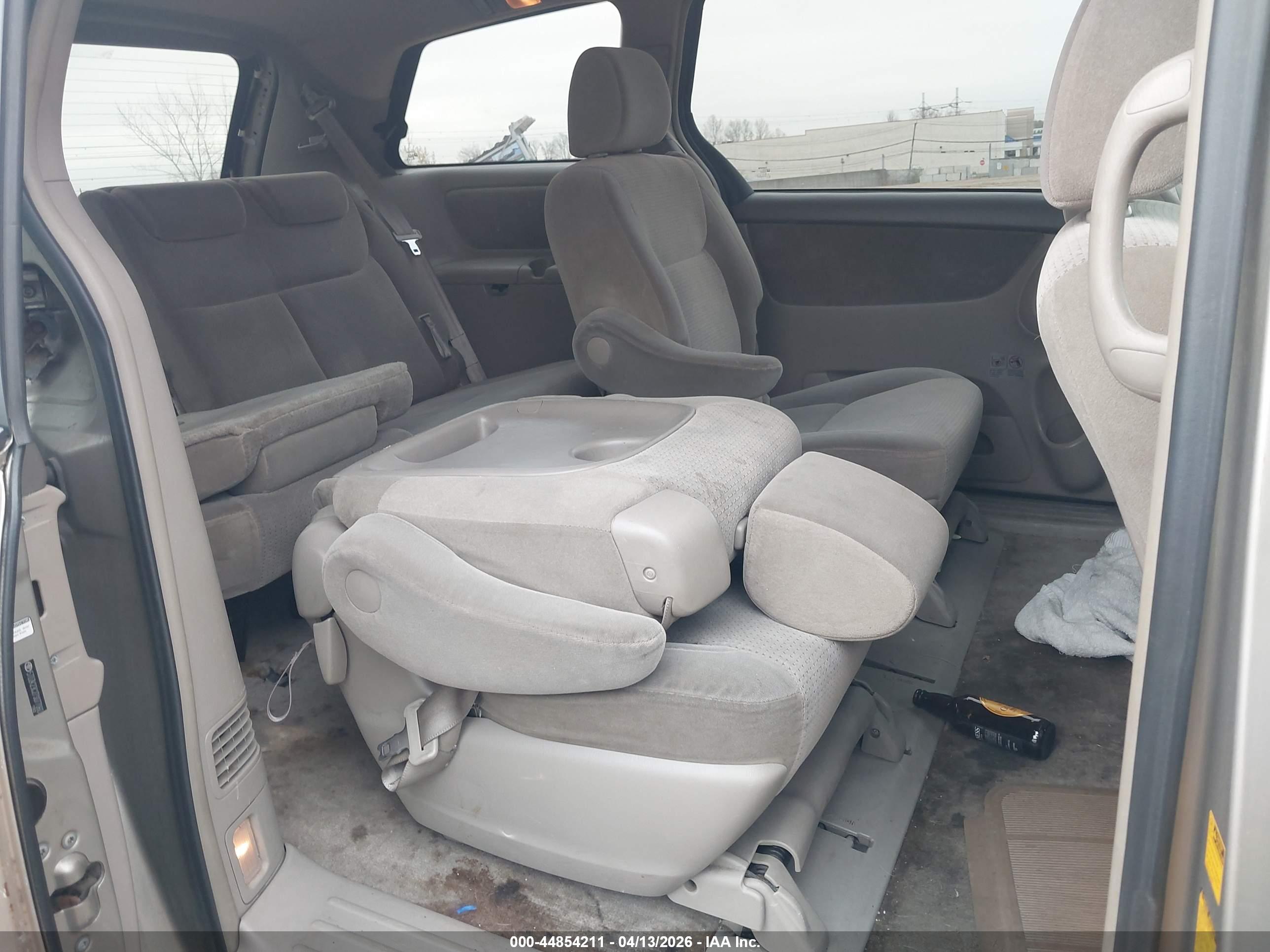 TOYOTA SIENNA image 8