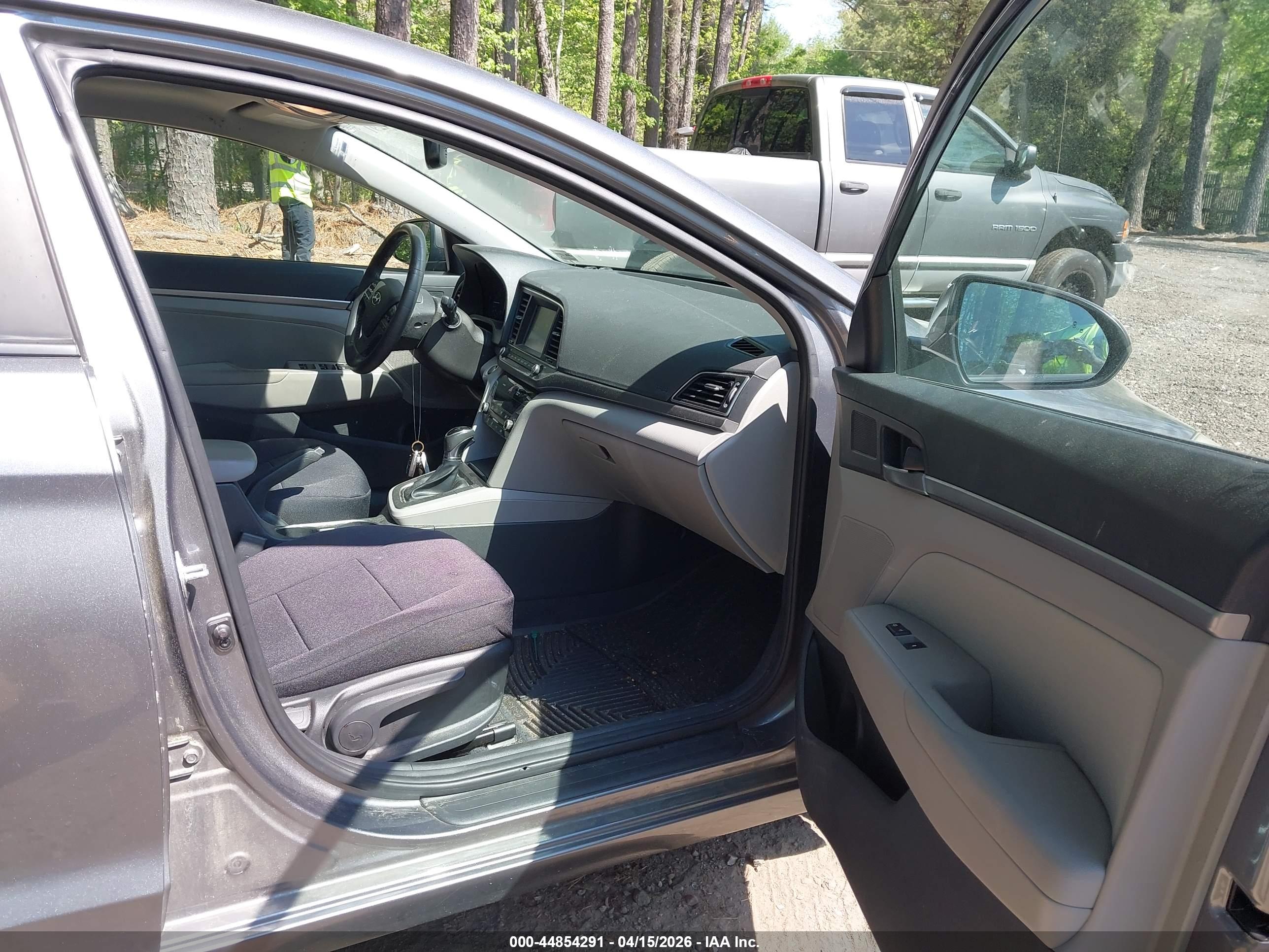 HYUNDAI ELANTRA image 5