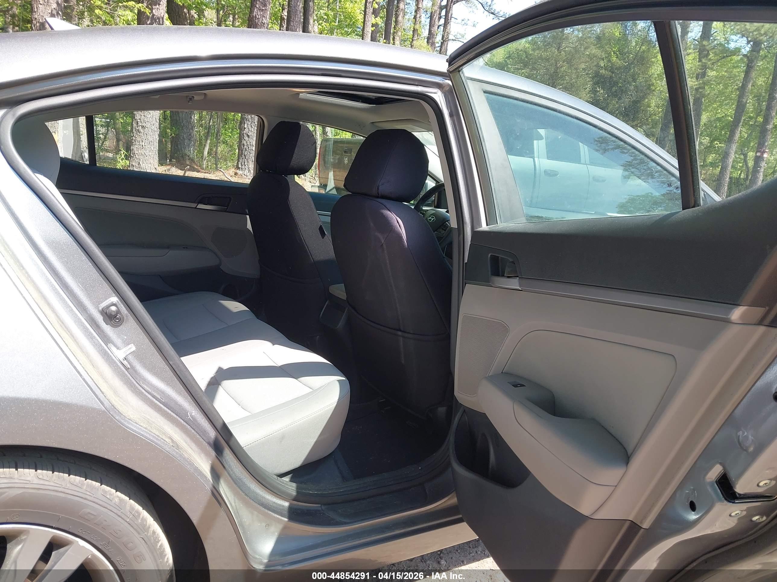 HYUNDAI ELANTRA image 8