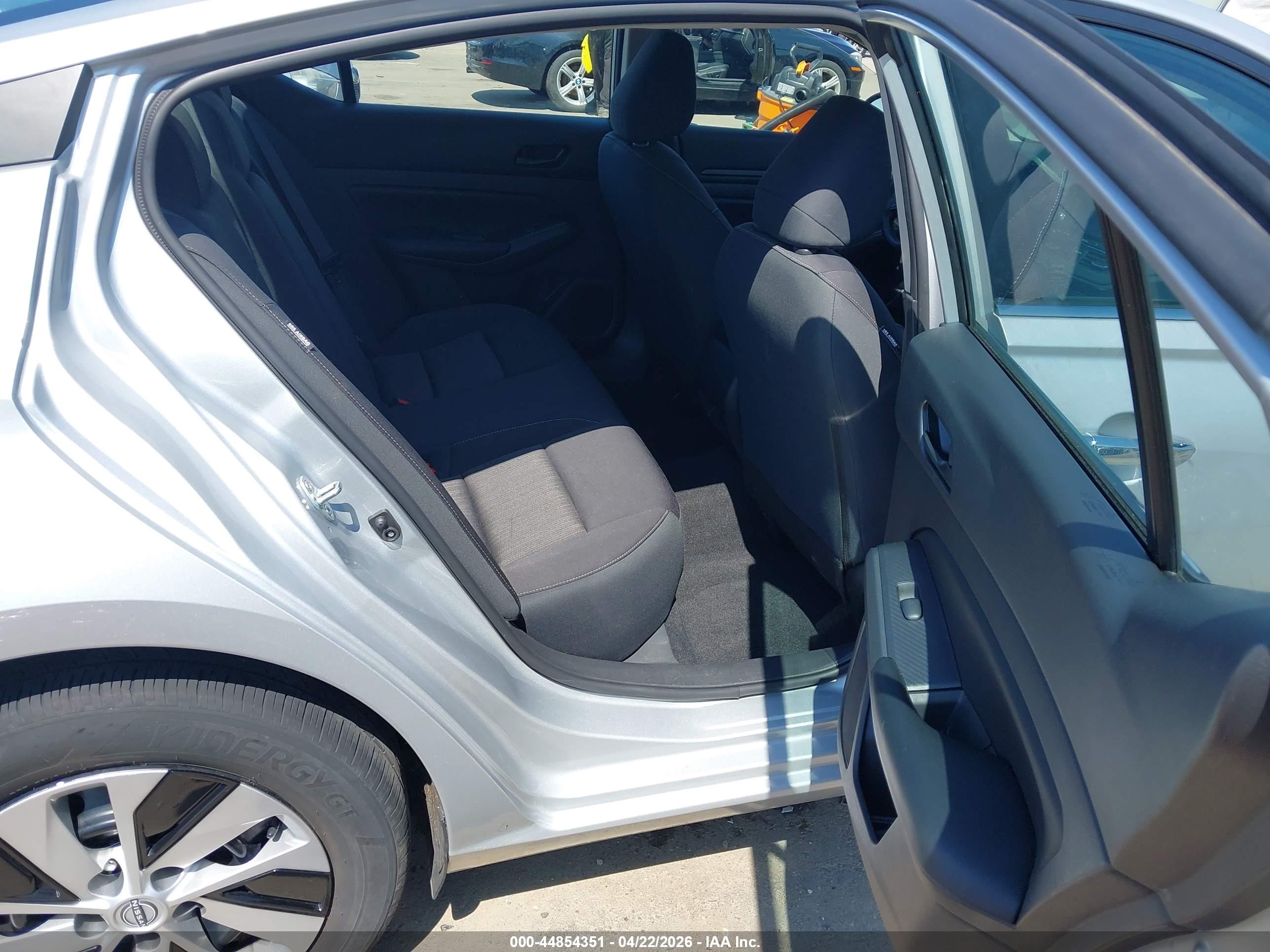 NISSAN ALTIMA image 8