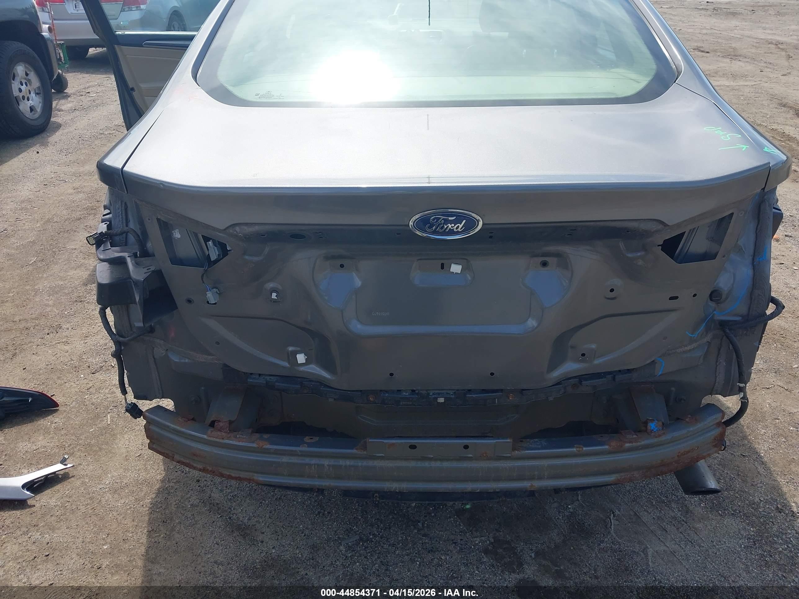 FORD FUSION image 6