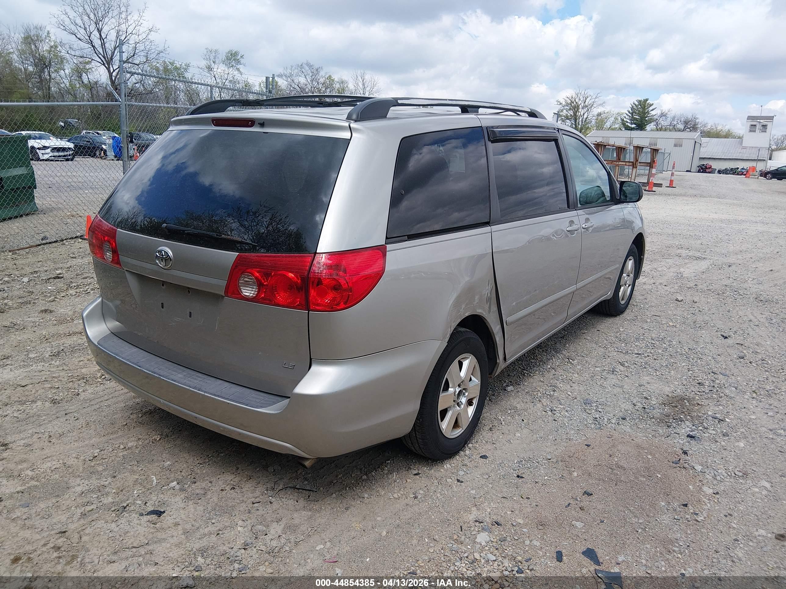 TOYOTA SIENNA image 4