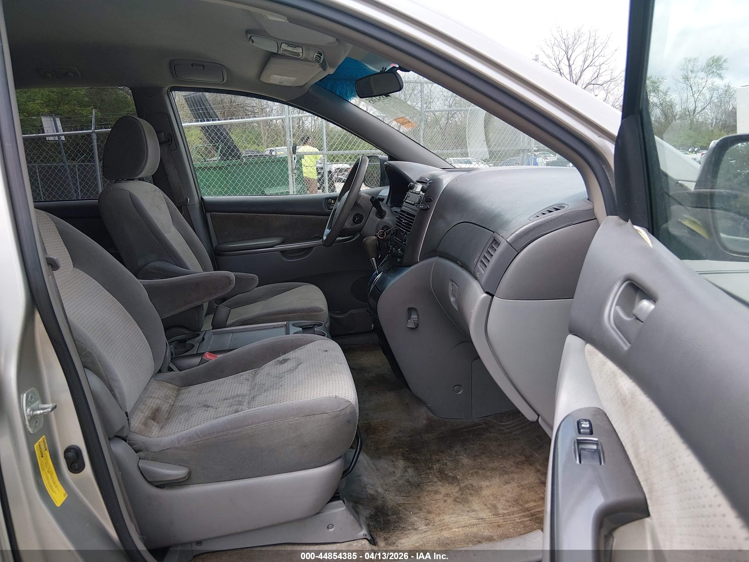 TOYOTA SIENNA image 5