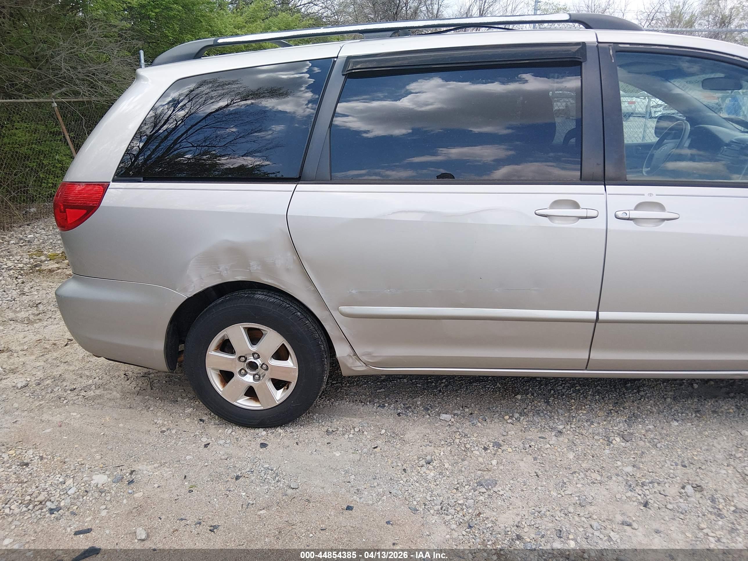 TOYOTA SIENNA image 6
