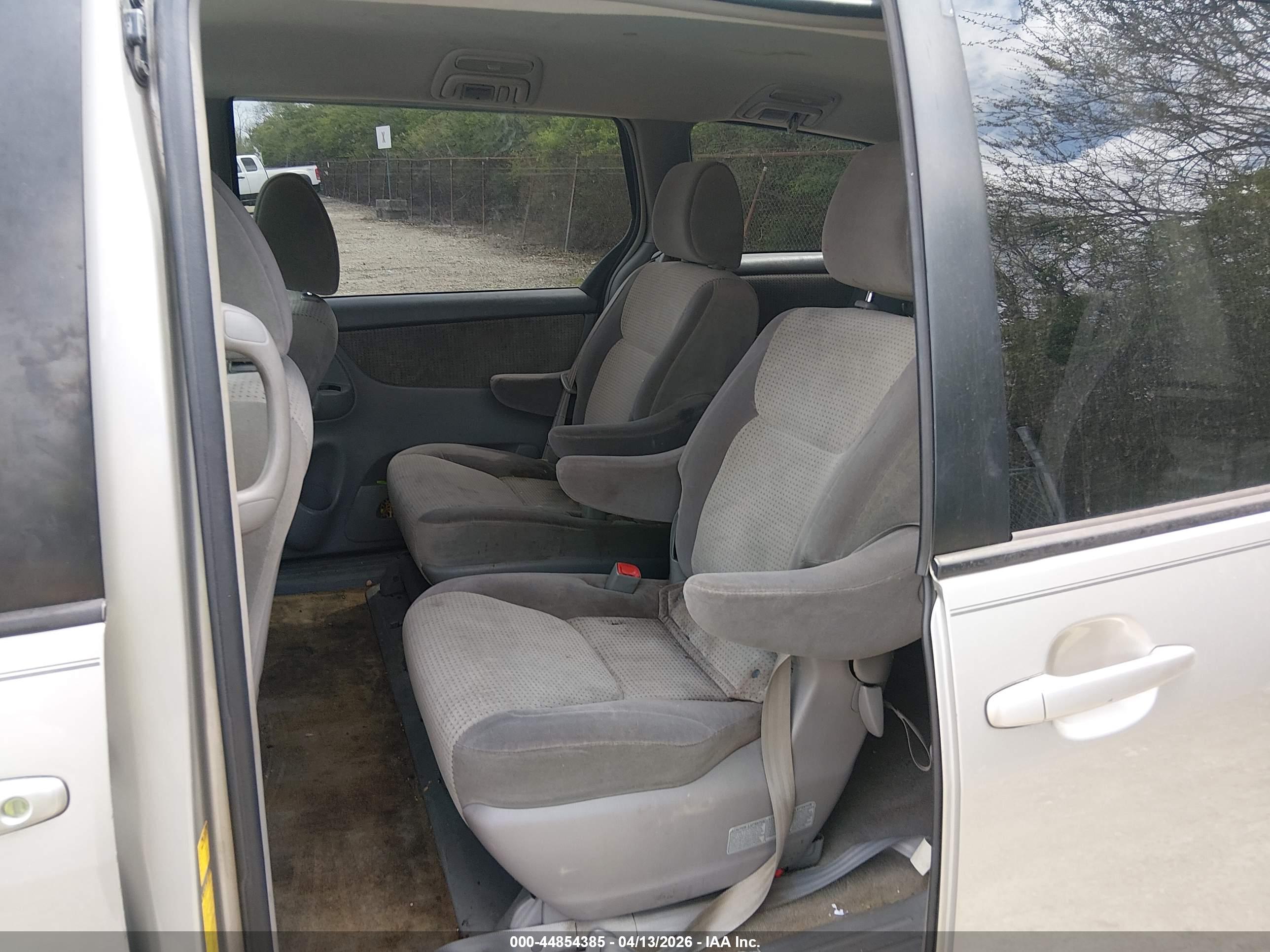 TOYOTA SIENNA image 8