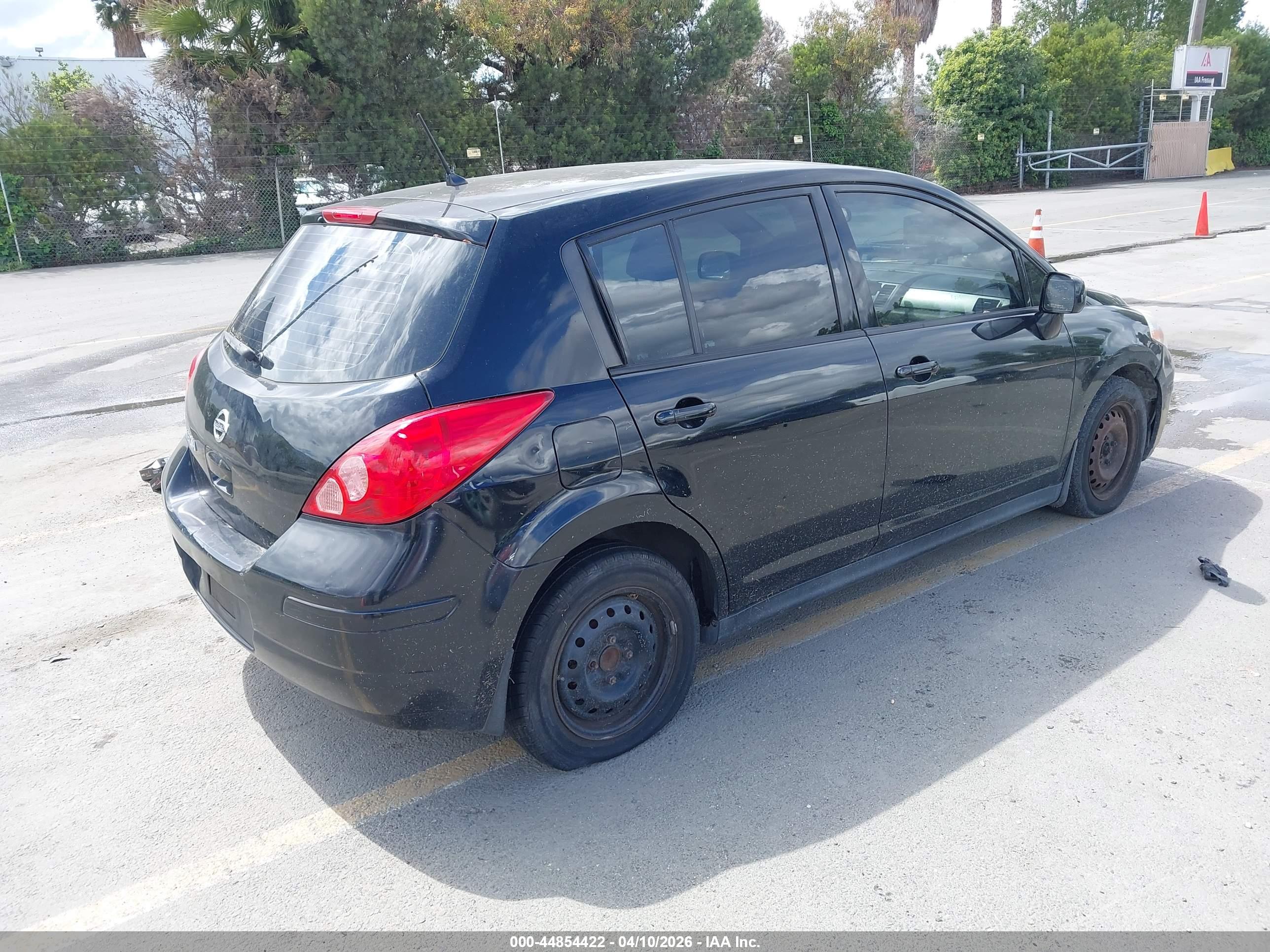 NISSAN VERSA image 4