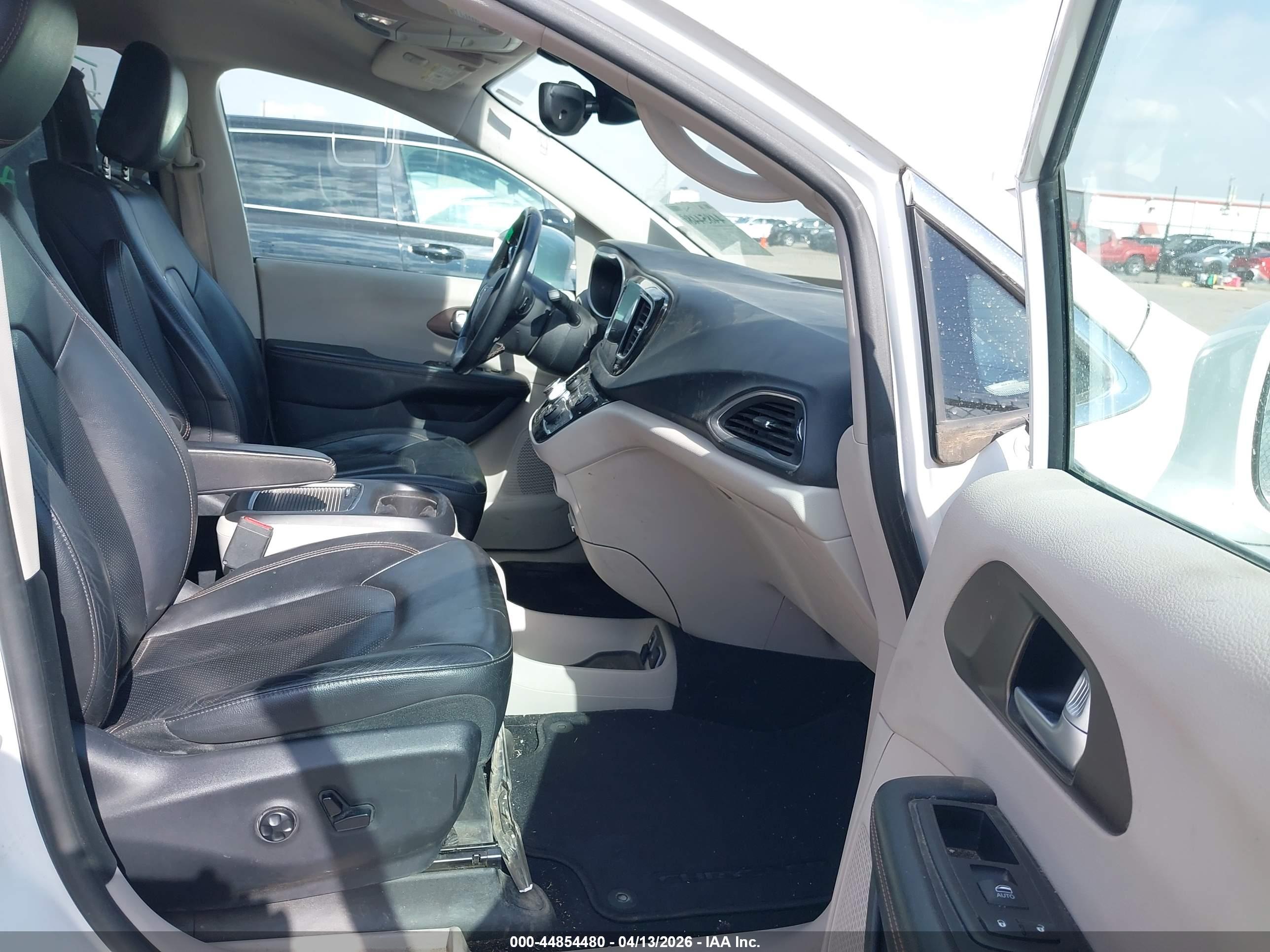 CHRYSLER PACIFICA image 5