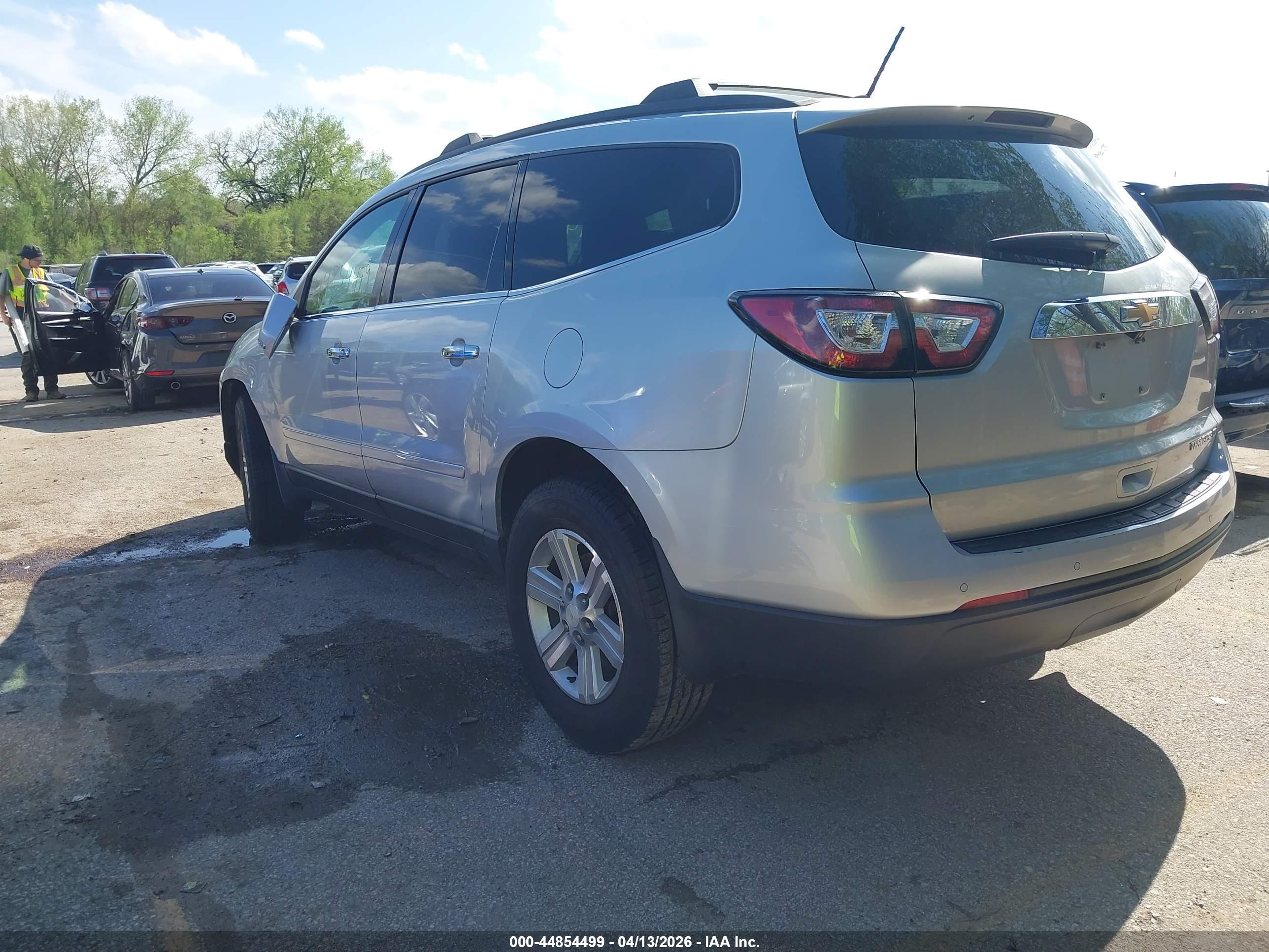 CHEVROLET TRAVERSE image 3